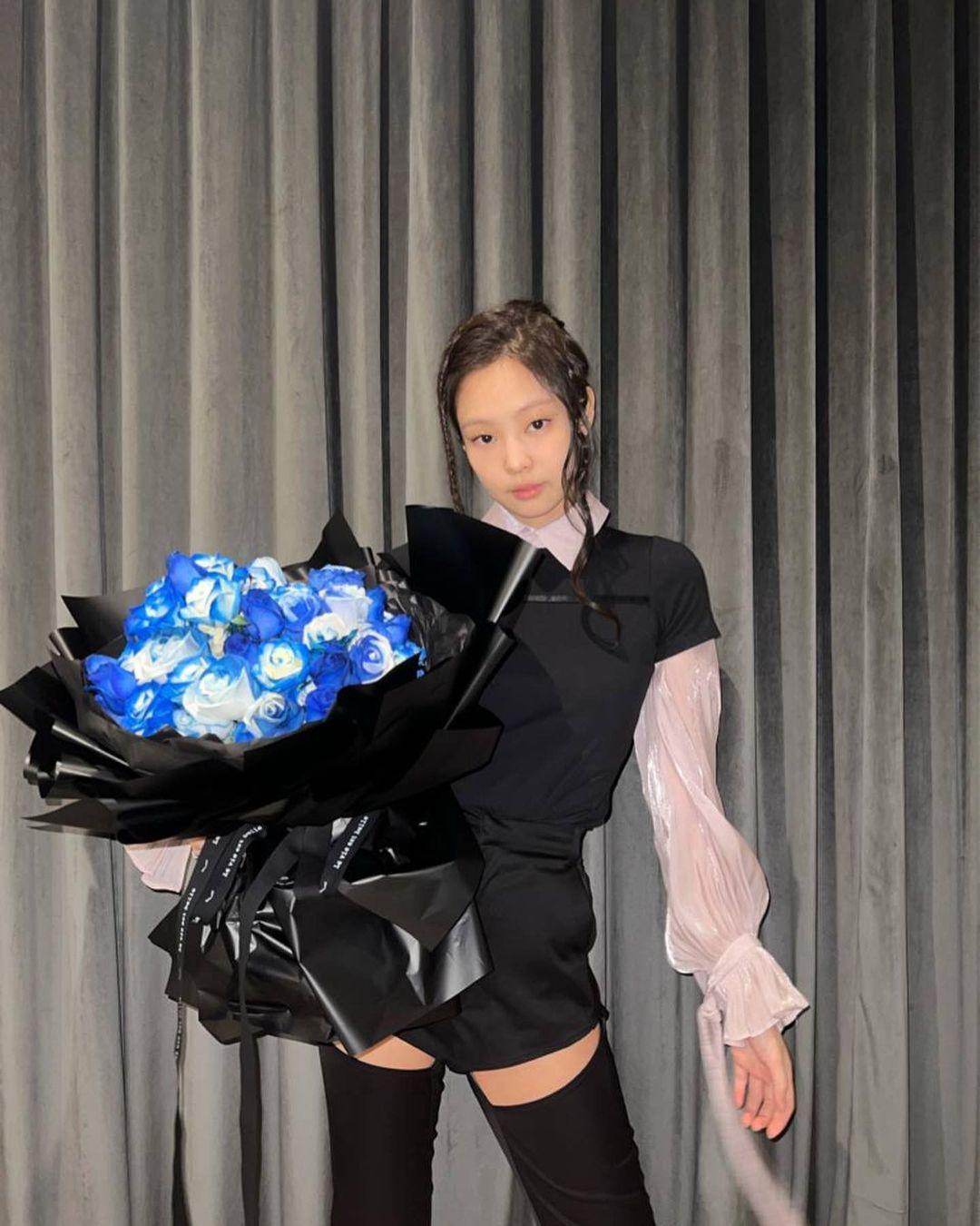 Jennie拿到媽媽贈送的一大束藍色玫瑰，當作26歲生日禮物。（翻攝自Jennie IG）