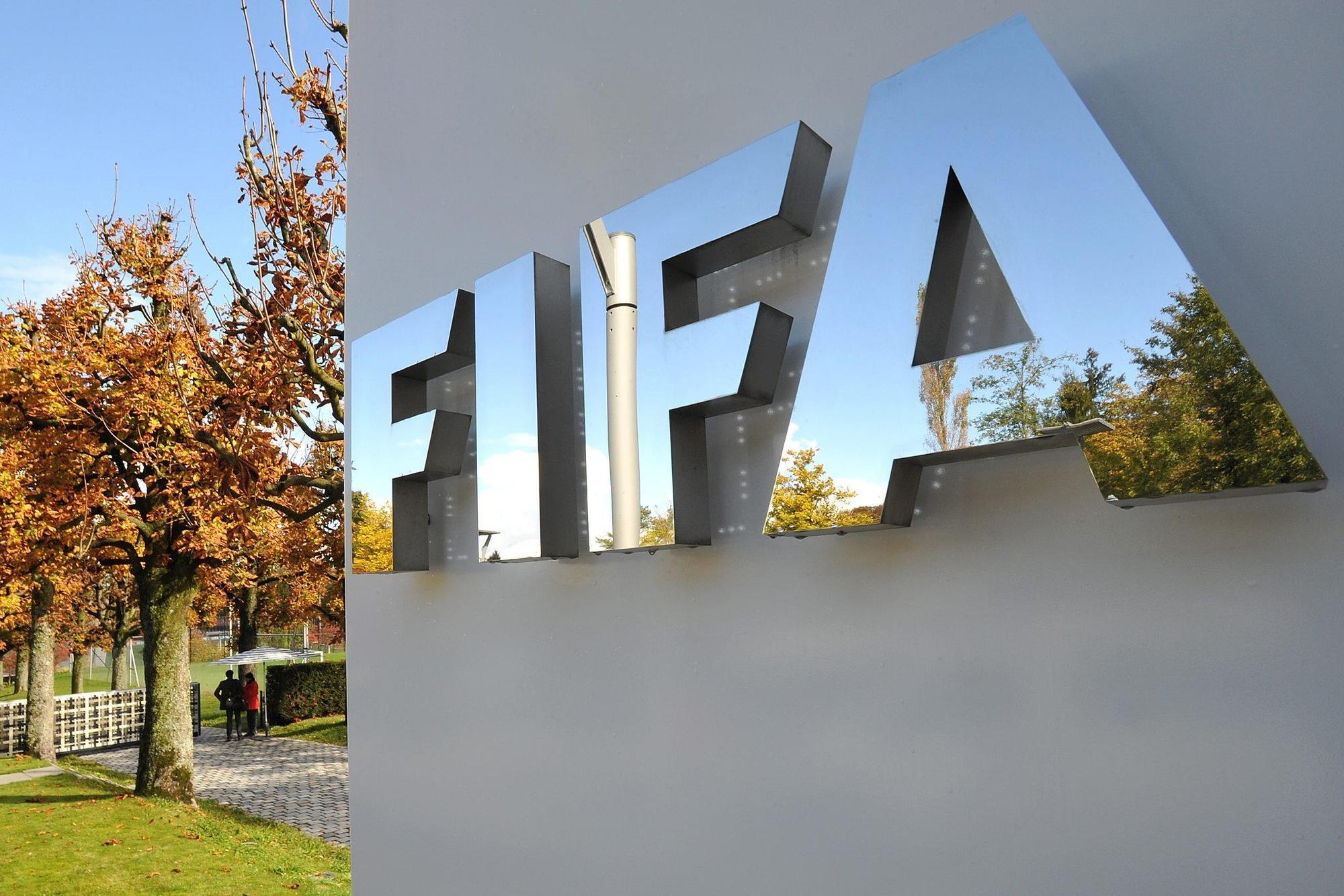 俄羅斯入侵烏克蘭引發全球關注，國際足球總會（FIFA）禁止俄舉辦任何國際足球，並在接下來世界盃資格賽中，禁止俄羅斯懸掛國旗、演奏國歌。（翻攝自FIFA臉書）