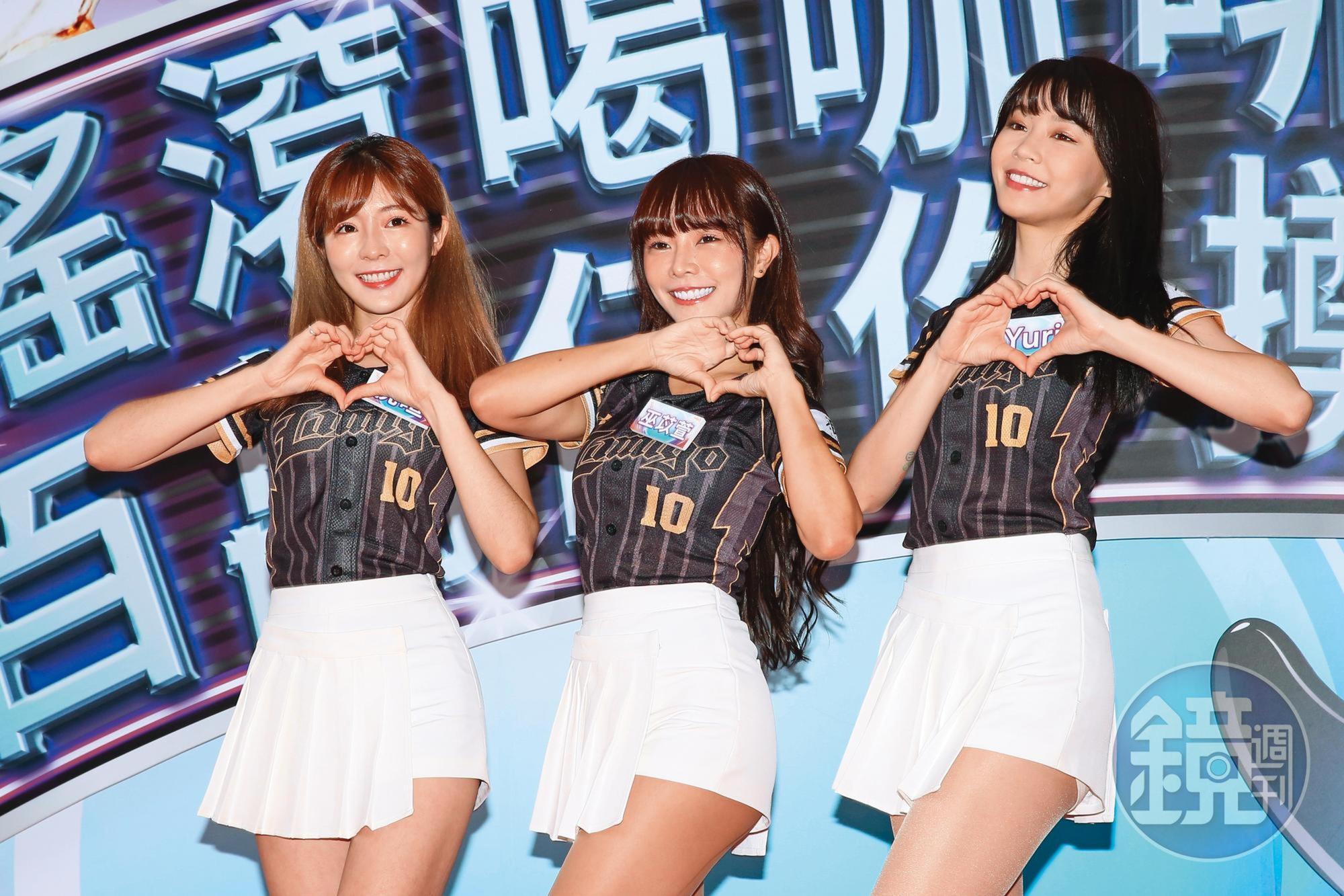 巫苡萱（中）目前是樂天桃猿「Rakuten Girls」隊長。左為倪暄、右為Yuri。