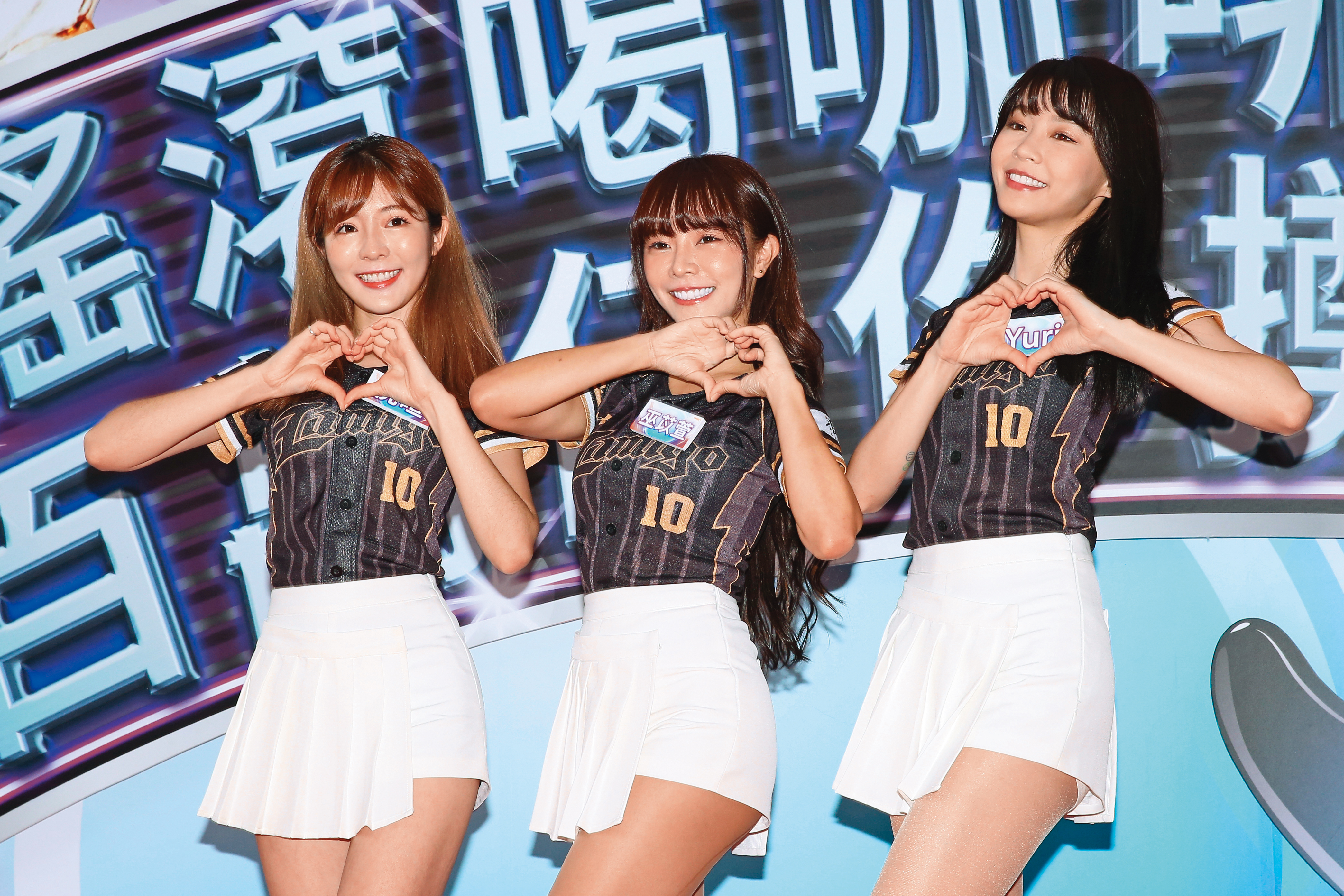 巫苡萱（中）目前是樂天桃猿「Rakuten Girls」隊長。左為倪暄、右為Yuri。