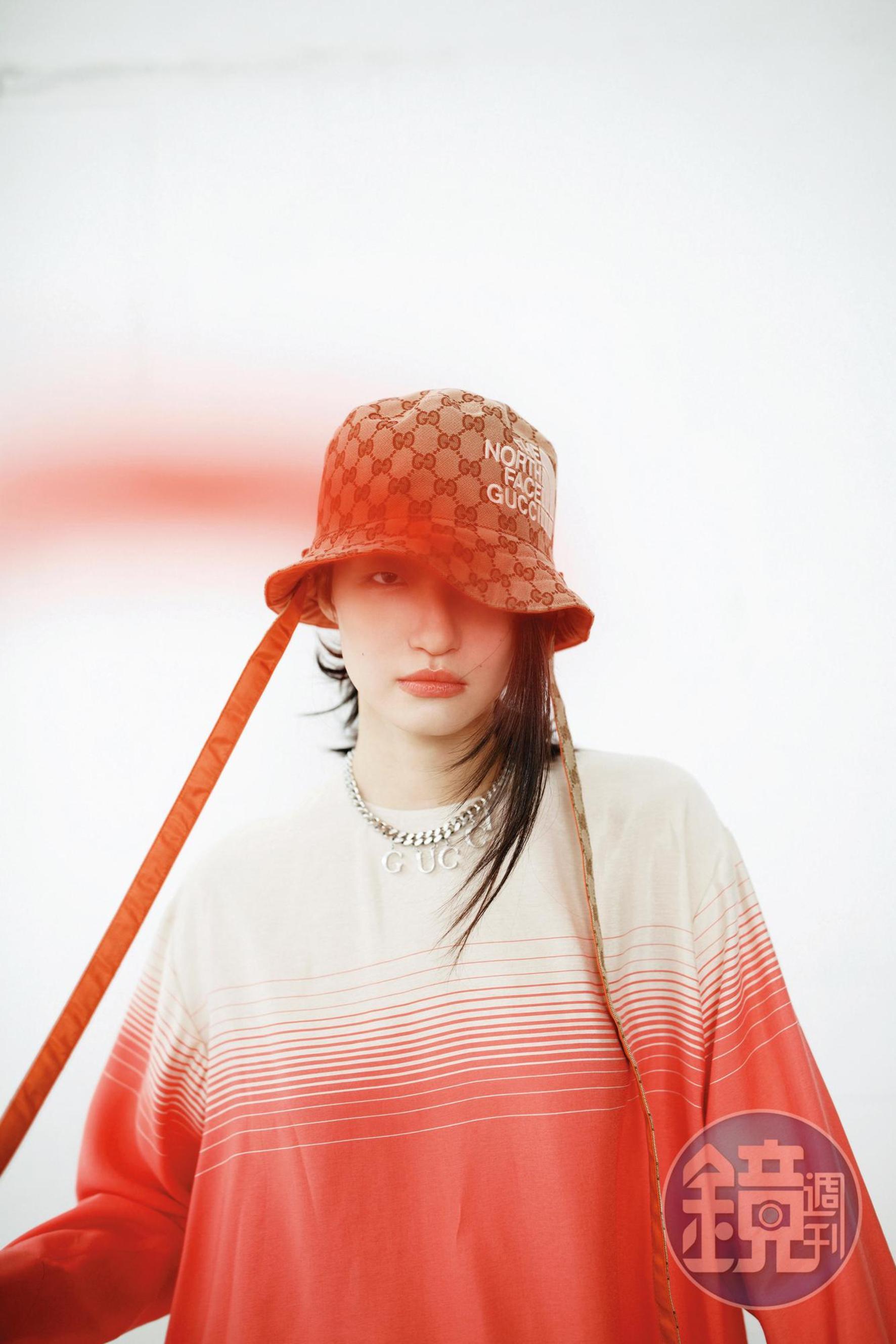粉白漸層套衫 NT$20,800 by LONGCHAMP/雙面漁夫帽 NT$19,500 by GUCCI x The North Face/銀色手鍊作為項鍊 NT$26,700 by GUCCI