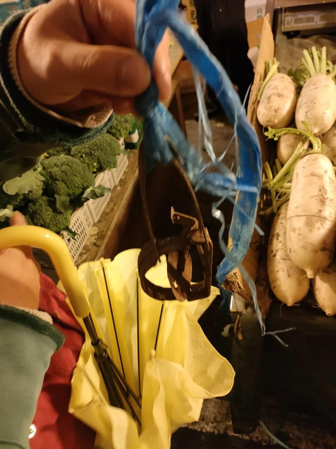 廖姓攤商現場交出所持有另1個獸鋏。(新北動保處提供)