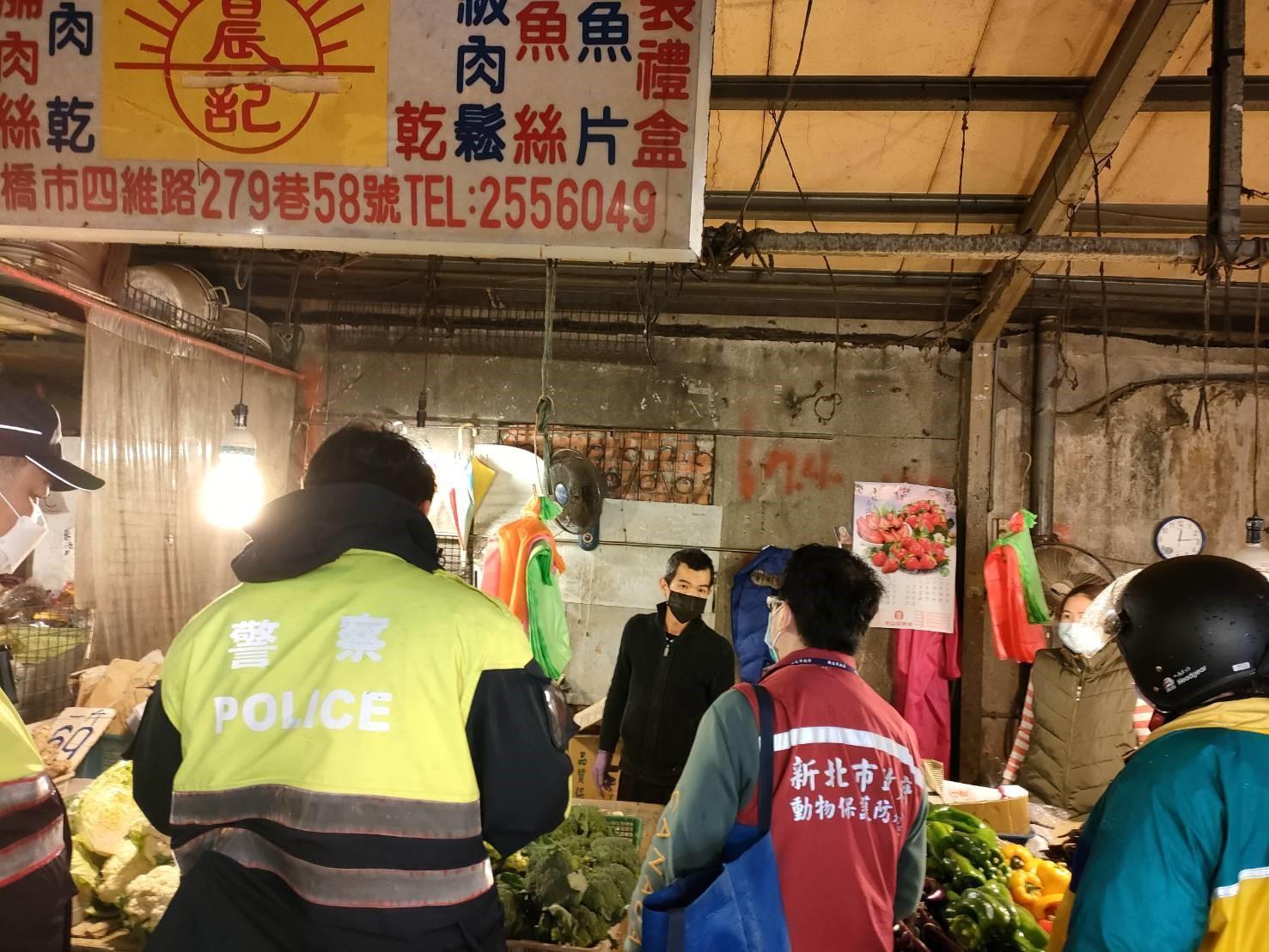 新北動保處隔日會同警察至現場稽查。(新北動保處提供)