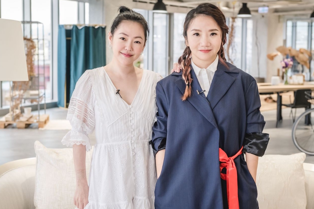 之前小S（左）邀陶晶瑩到《熙娣想聊》裡化解多年心結，之後2人想私約約不成，竟然也變成社群哏。（Catchplay提供）