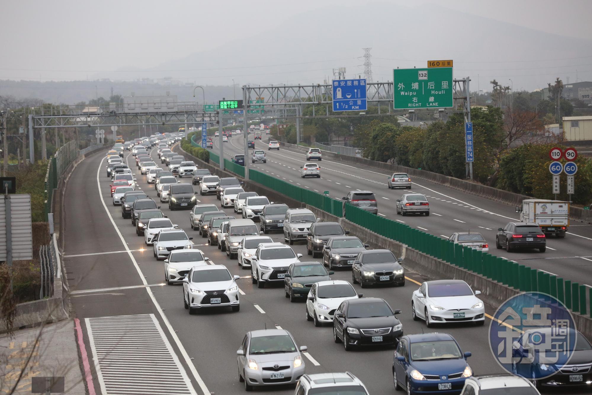 今(28日)為假期收假日,交通部高公局預估今0到5時交通量為6.3百萬車公里,推估今交通量則為110百萬車公里。示意圖。(資料照)