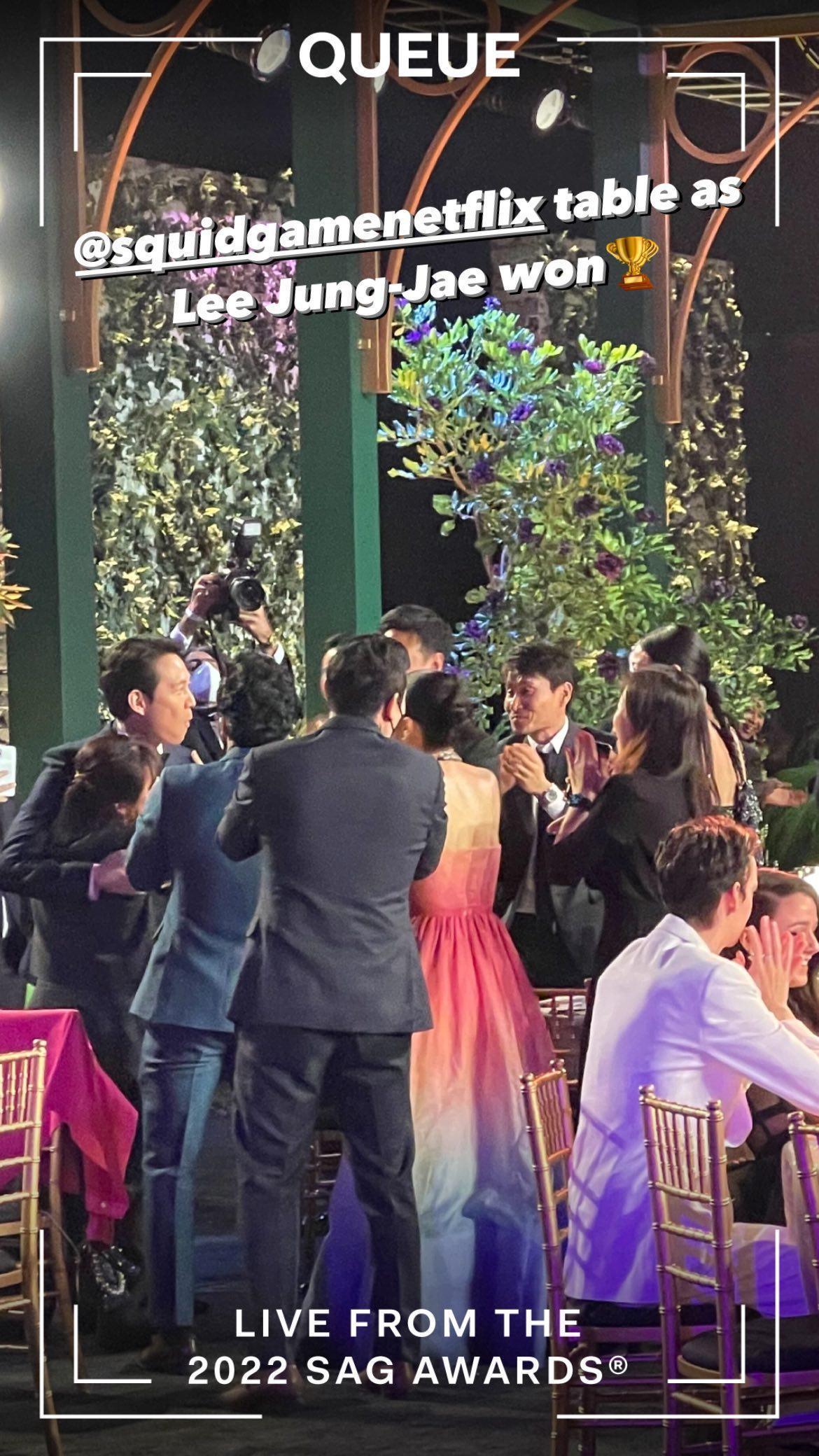 李政宰獲頒美國演員工會電視部門最佳男主角,劇組演員全都起立為他鼓掌。(翻攝netflixgolden IG)