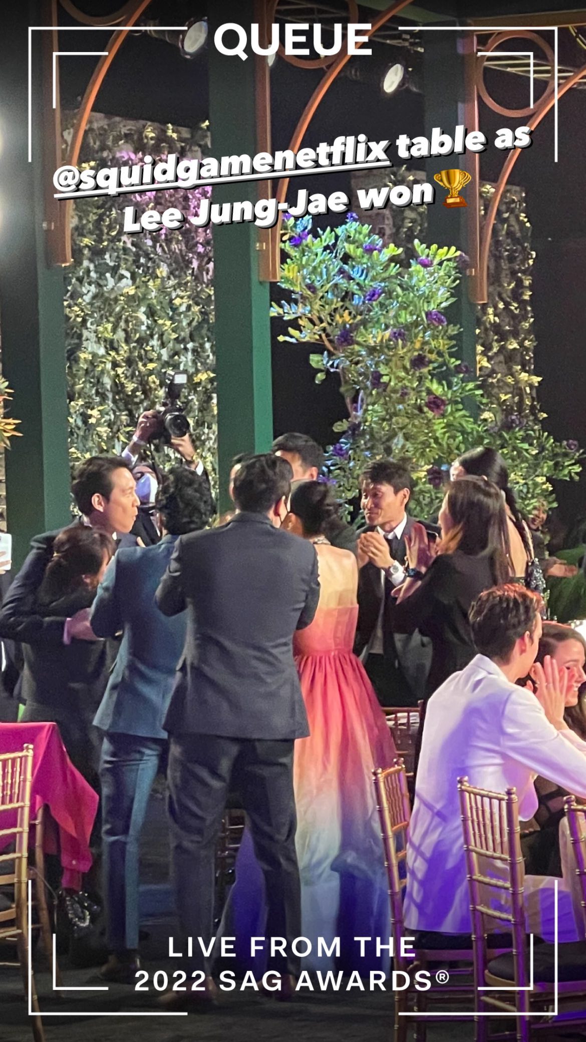 李政宰獲頒美國演員工會電視部門最佳男主角，劇組演員全都起立為他鼓掌。（翻攝netflixgolden IG）
