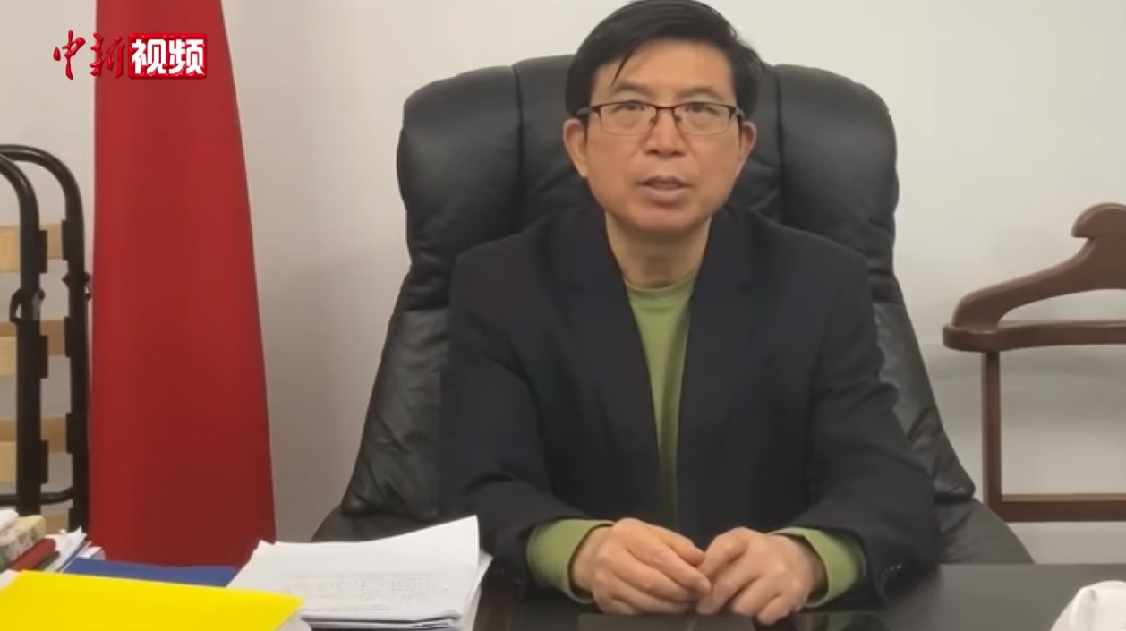 中國駐烏克蘭大使范先榮被傳出已逃離基輔，他特地拍影片表示自己人還在，不會拋下中國同胞不管。（翻攝自中國新聞網）