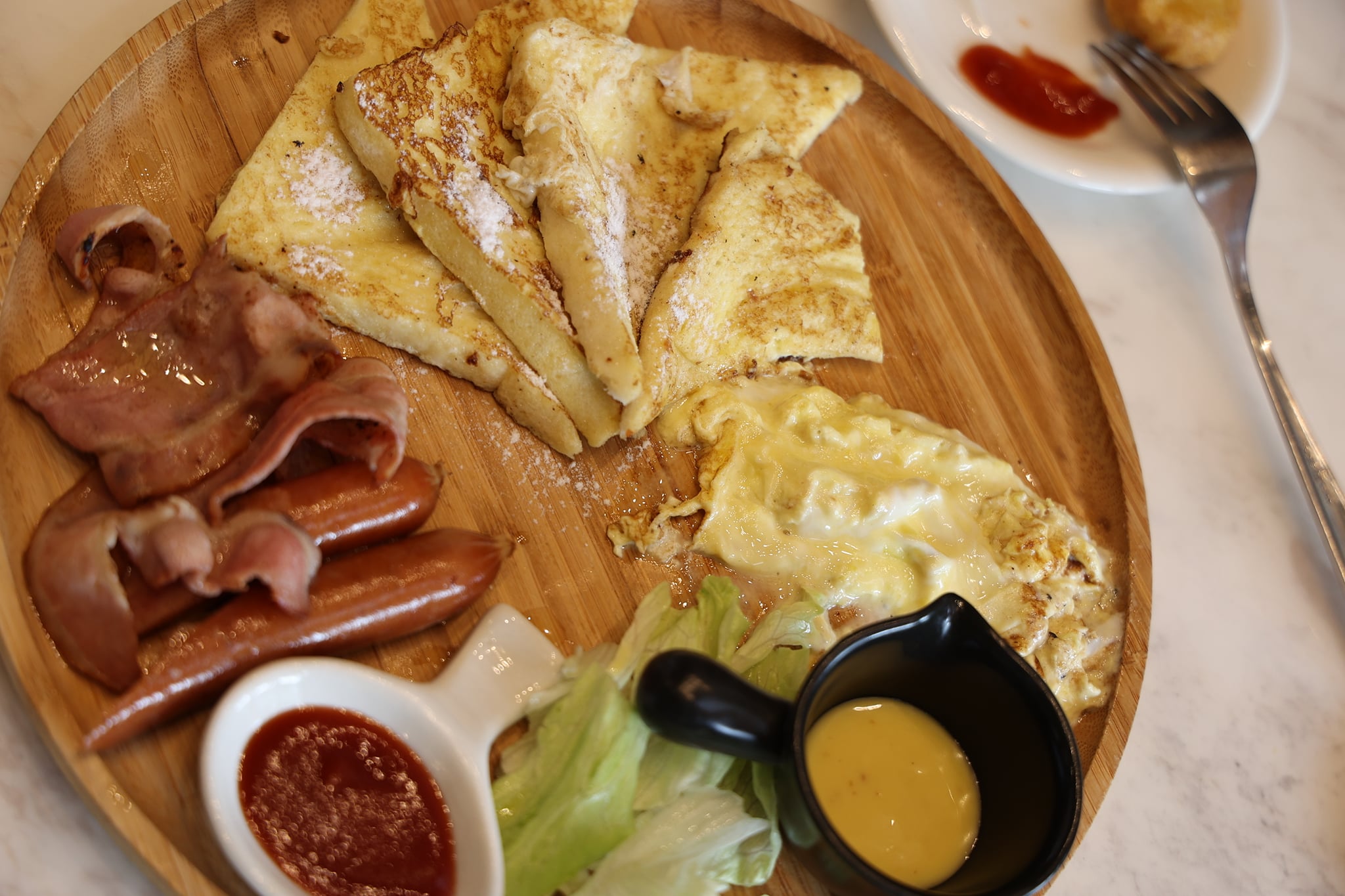 網友與他人互通訊息後，竟發現等了1小時的餐點竟是「二手餐」。（翻攝自爆料公社二社）