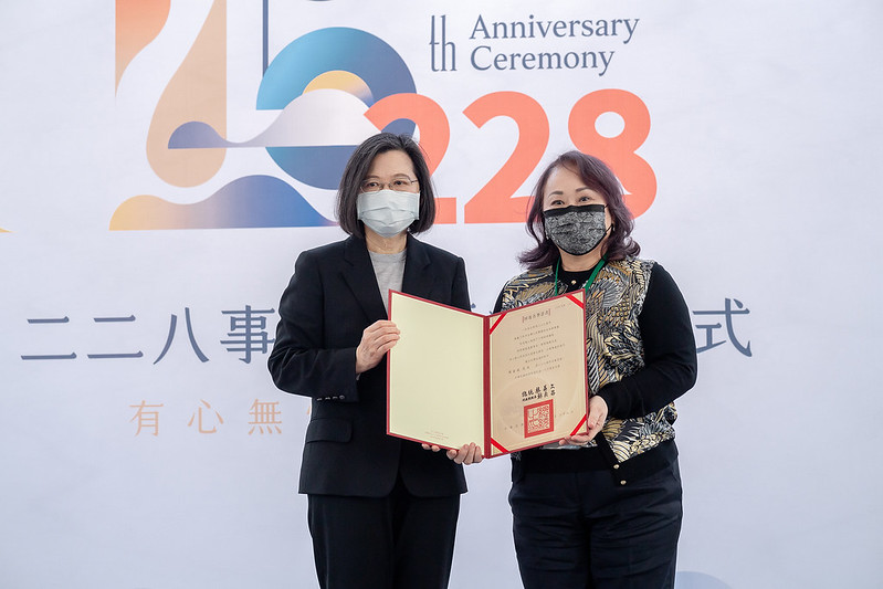 總統頒發「回復名譽證書」予劉新富及周金波等2位受難者的家屬。（總統府提供）