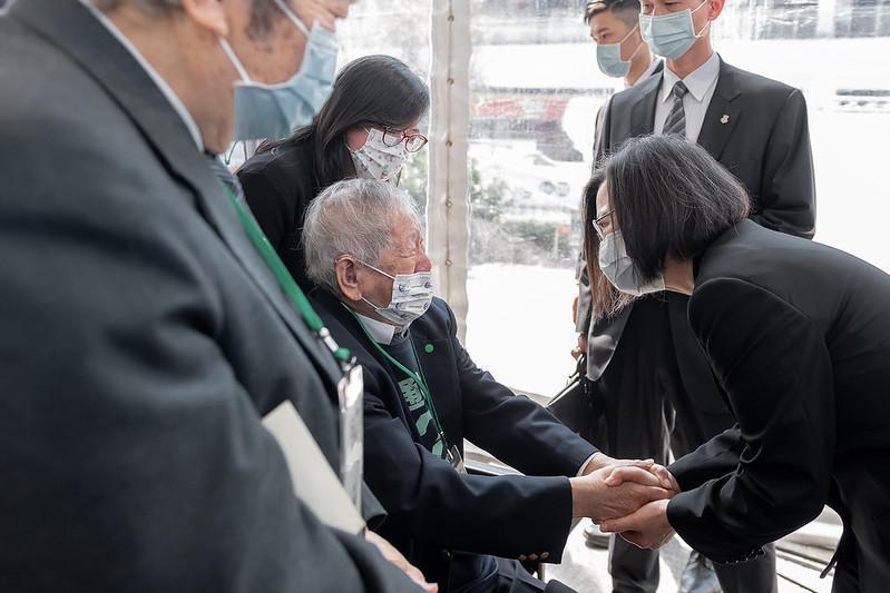 總統蔡英文今出席「二二八事件75周年中樞紀念儀式」,向當年受害者及家屬致意。(總統府提供)
