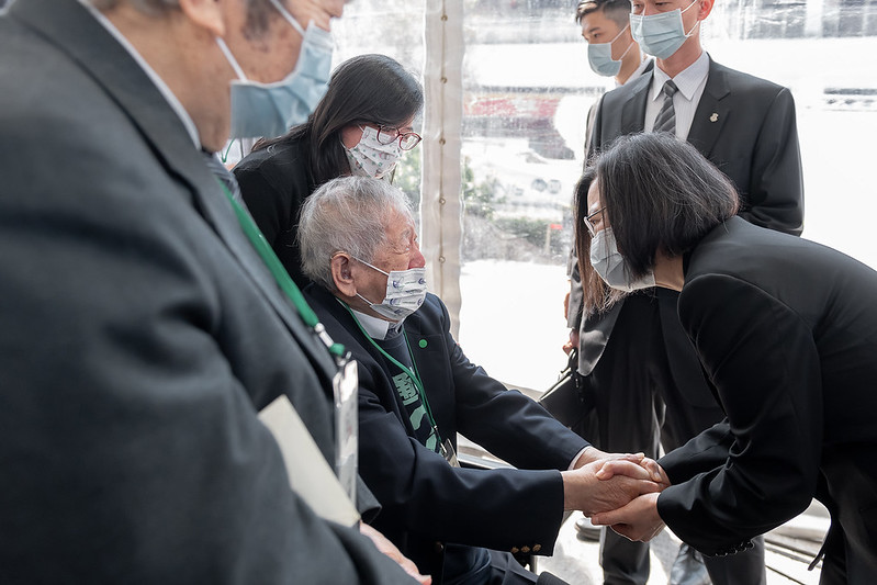 總統蔡英文今出席「二二八事件75周年中樞紀念儀式」，向當年受害者及家屬致意。（總統府提供）