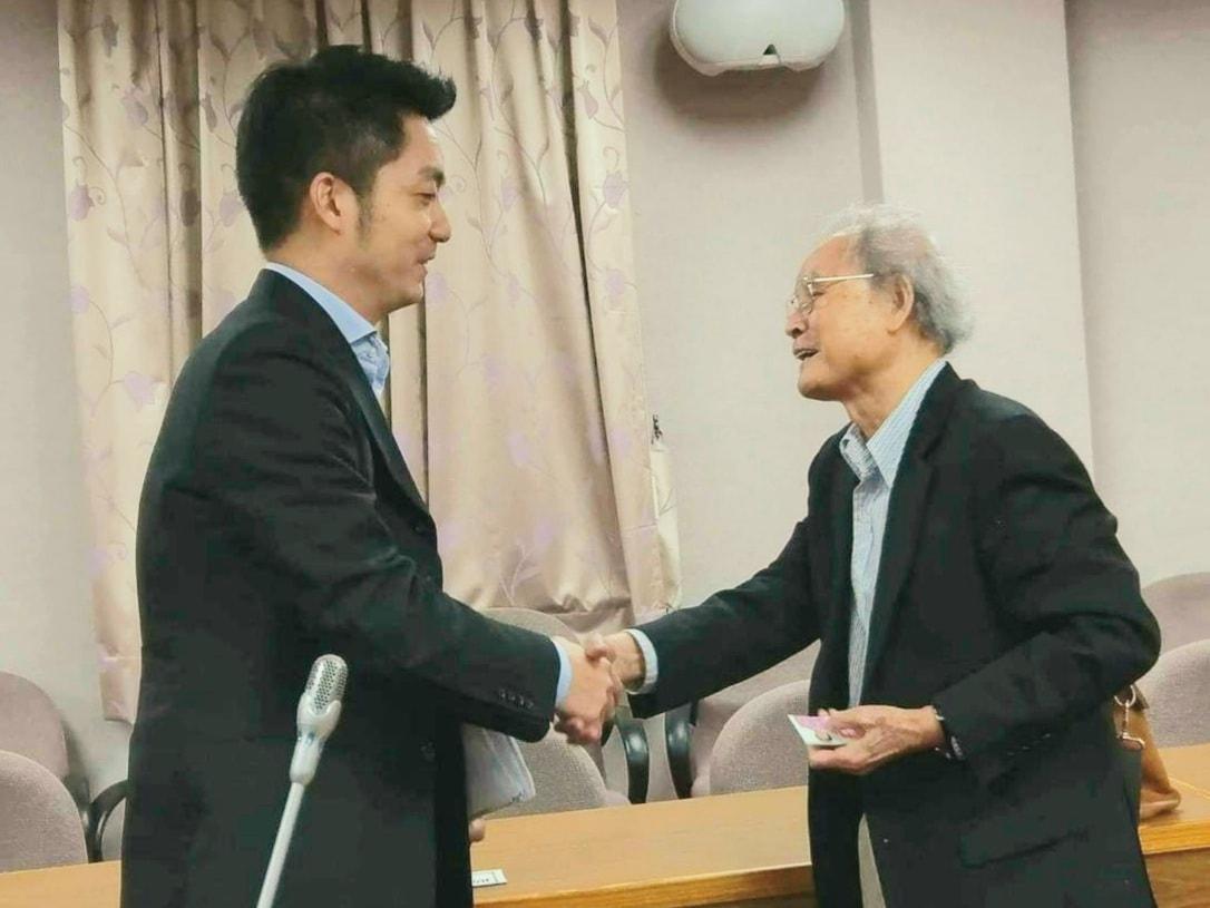 蔣萬安（左）po出和二二八受難者蔡寬裕的合照，呼籲應盡速推動轉型正義工作。（翻攝自蔣萬安臉書）