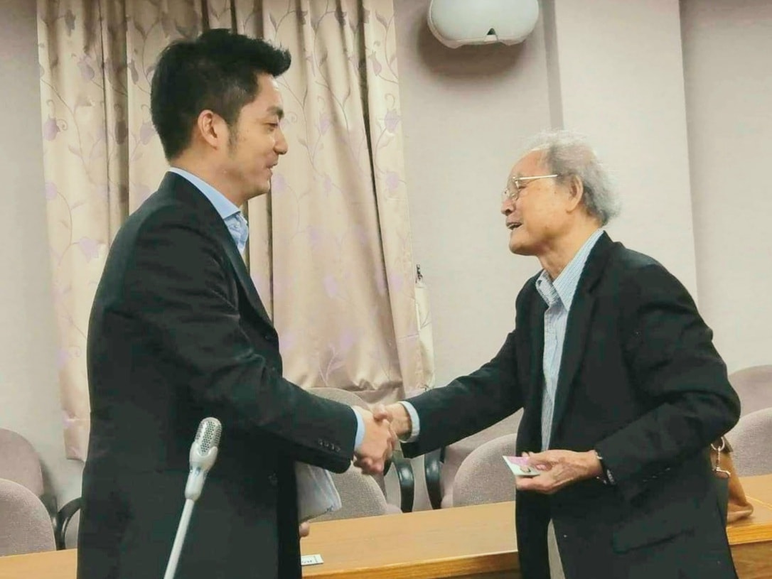 蔣萬安（左）po出和二二八受難者蔡寬裕的合照，呼籲應盡速推動轉型正義工作。（翻攝自蔣萬安臉書）