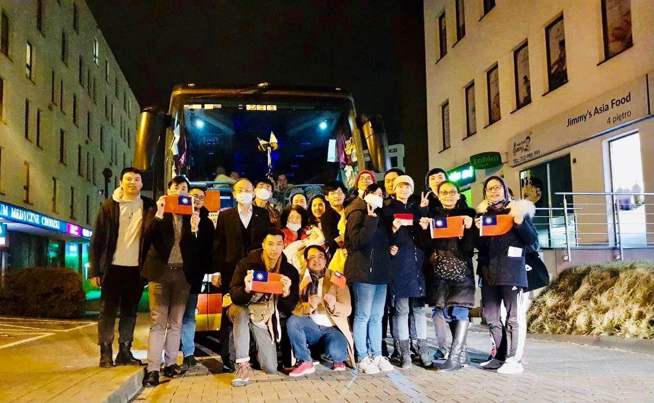 台灣12名留學生昨(27日)平安搭撤僑巴士抵達波蘭。(翻攝自外交部)