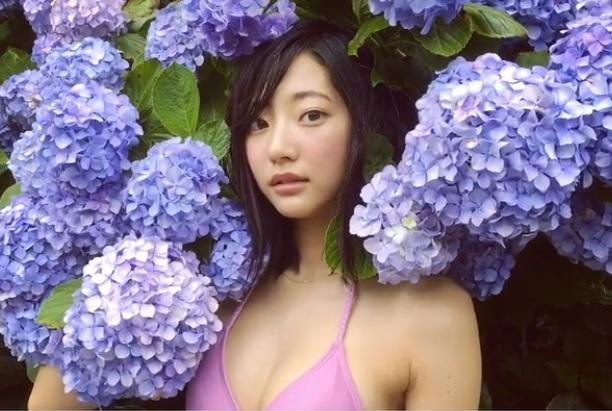 武田玲奈為了轉戰戲劇圈，推出封奶寫真《THE LAST》。（翻攝自武田玲奈IG）