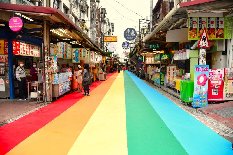 花蓮公正街「彩虹步道」長約70公尺，5米的寬度，有如小型的賽道。（花蓮市政府提供）