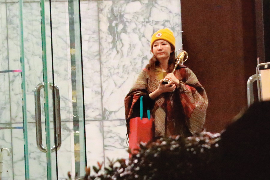 2月23日晚間20：11，謝忻驅車前往胡瓜豪宅，跟保全拿了胡瓜出借的金鐘獎座和麵包後離開。