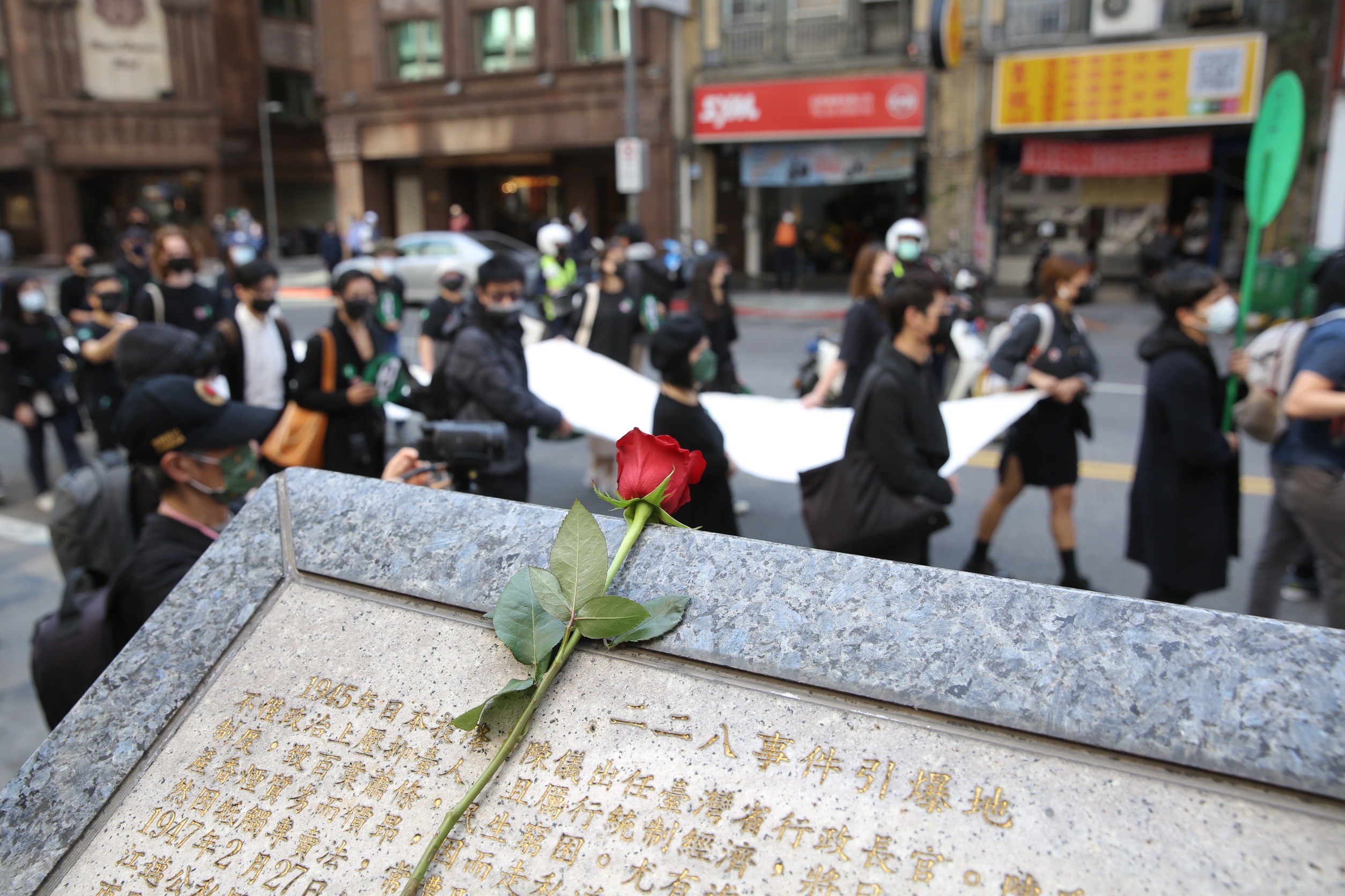 「拆除威權・起造新國家」遊行起點為天馬茶房舊址,由律師李勝雄和牧師林宗正獻上玫瑰花追悼受難者。