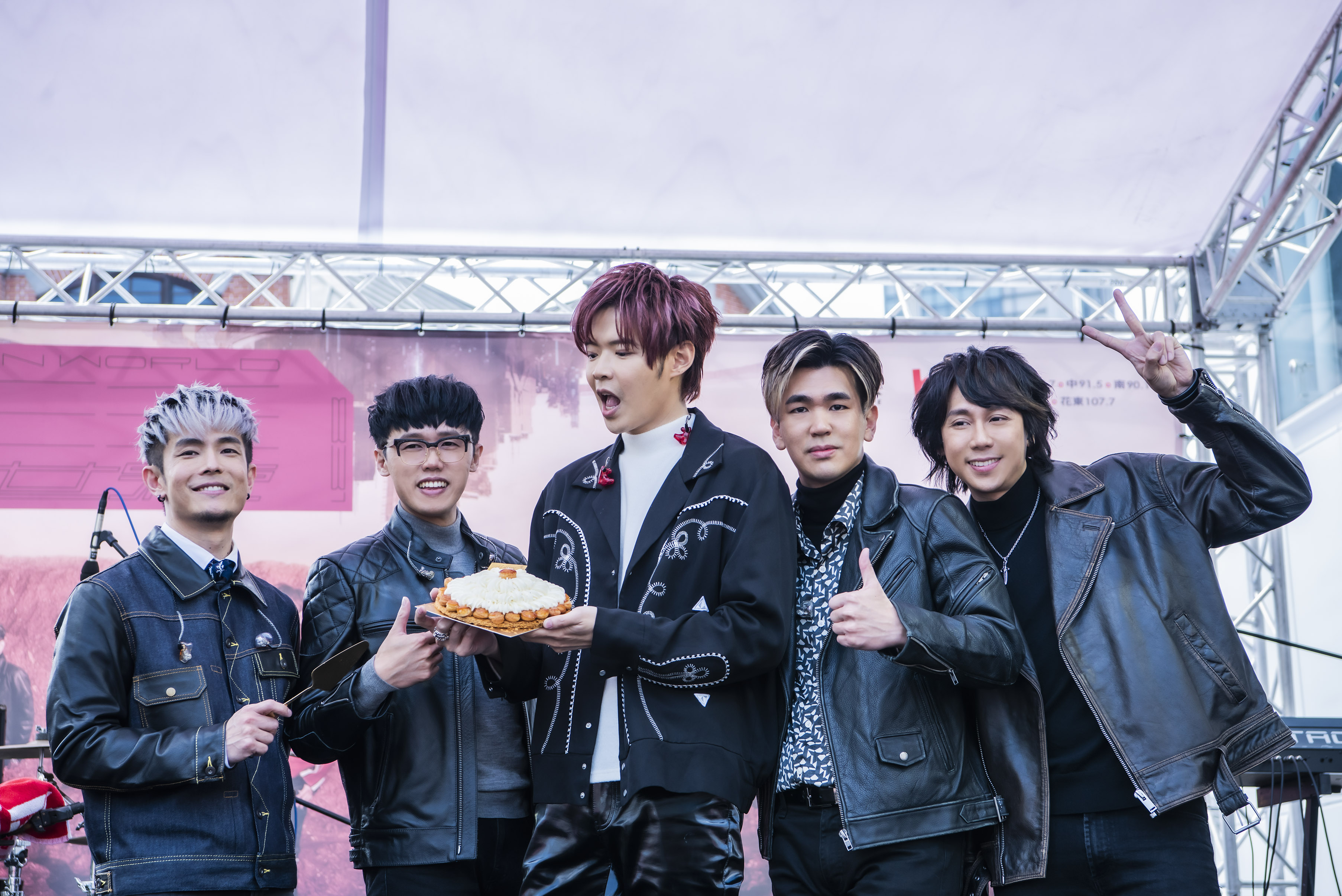 八三夭27日舉辦簽唱會，並宣布夏天要辦演唱會的消息。（不搖就滾提供）