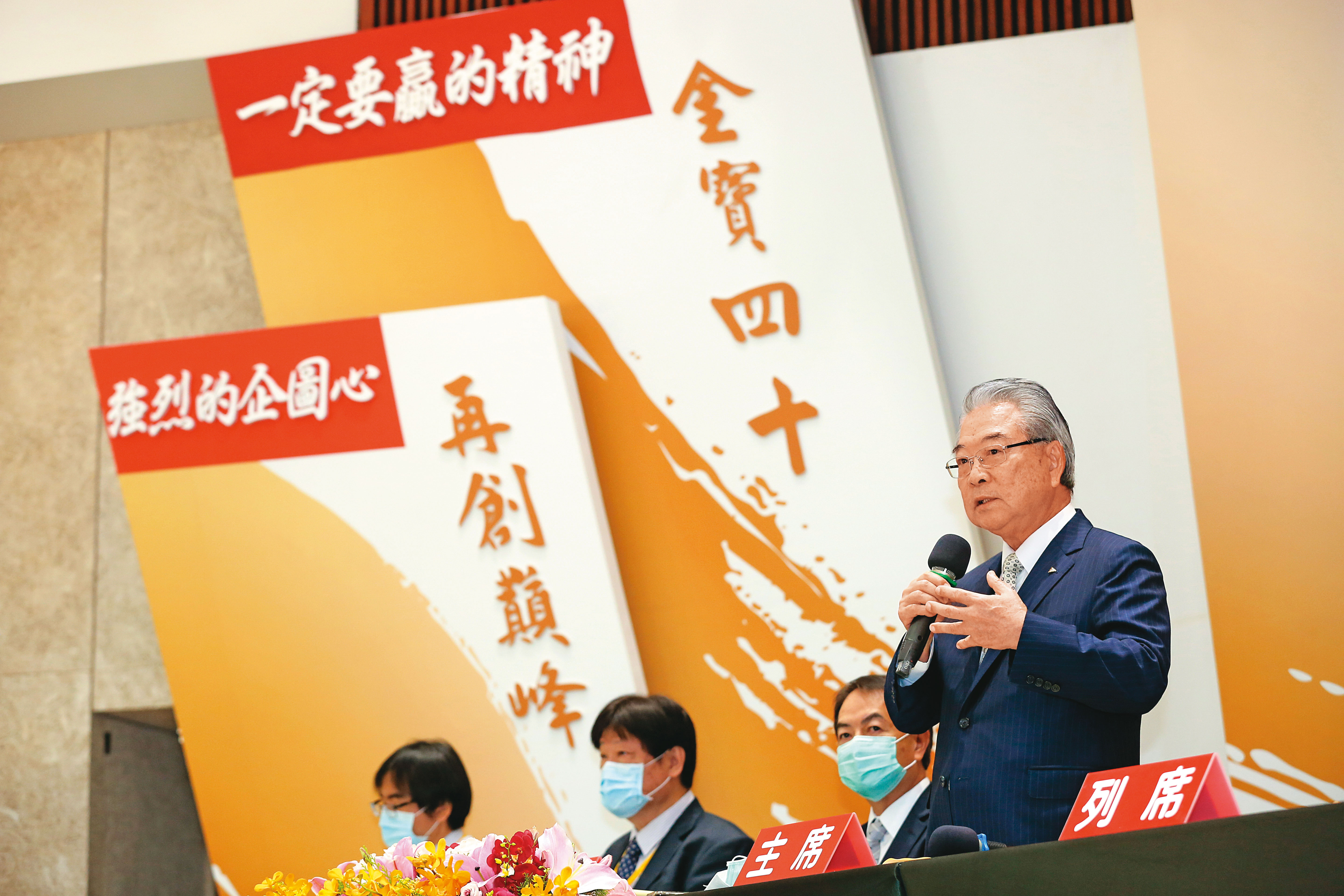 許勝雄表示，「這些掛在人頭名下的員工認股權憑證都是保留給對金寶集團有特殊貢獻或是未來招聘新的員工。」