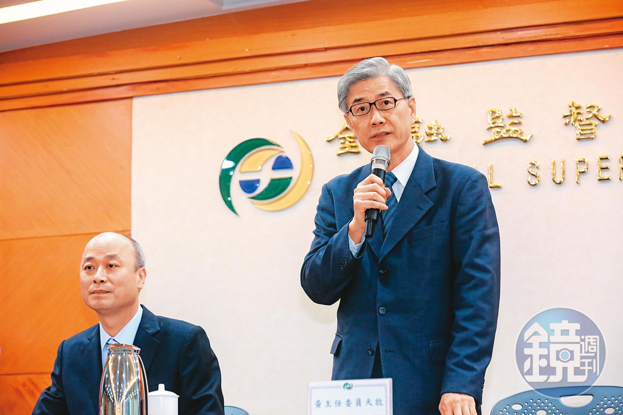 金管會官員表示：「許介立確實違反公司法競業禁止規定，公司將補正，至於所得部分，投資人保護中心將追償。」右一為金管會主委黃天牧。
