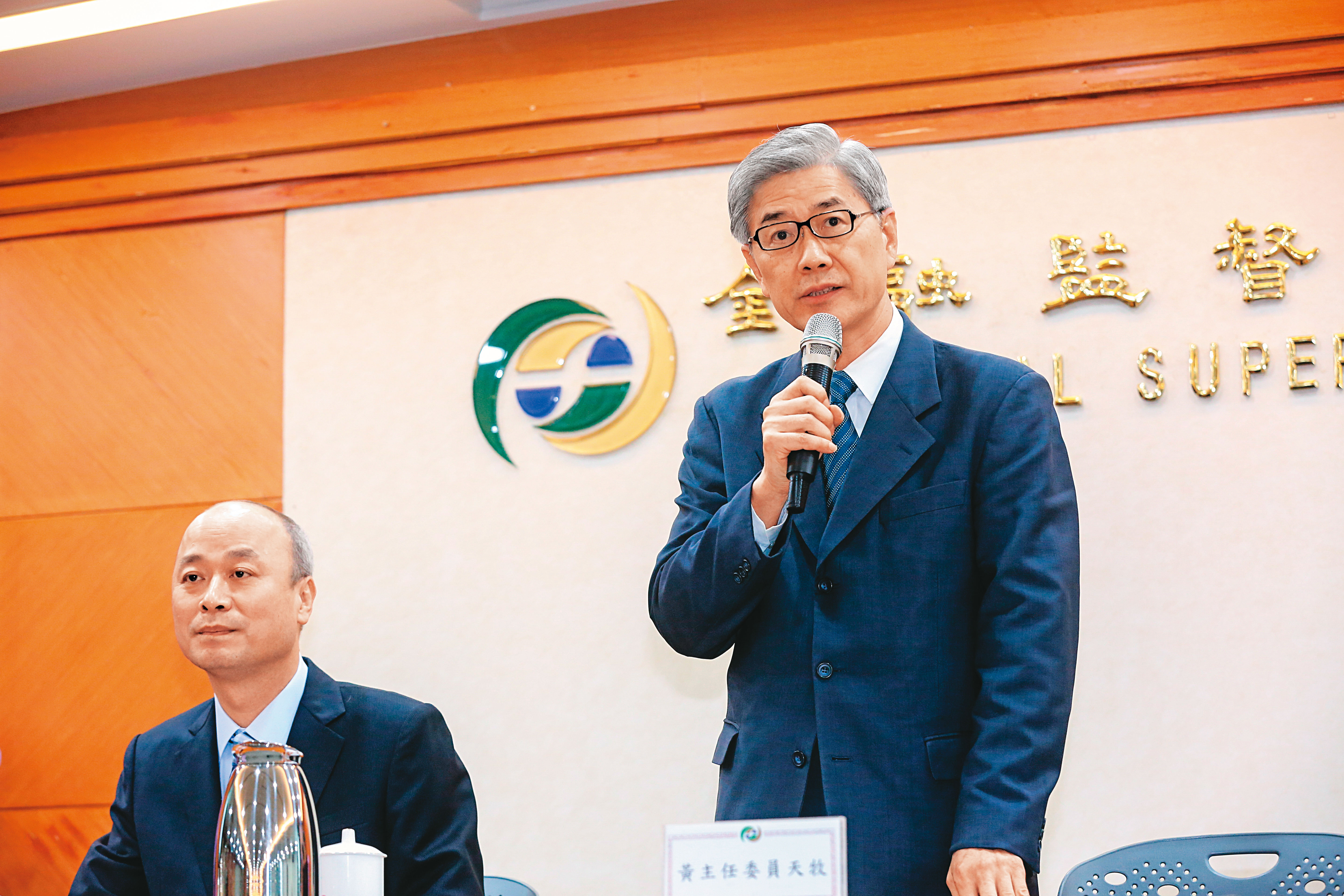 金管會官員表示：「許介立確實違反公司法競業禁止規定，公司將補正，至於所得部分，投資人保護中心將追償。」右一為金管會主委黃天牧。