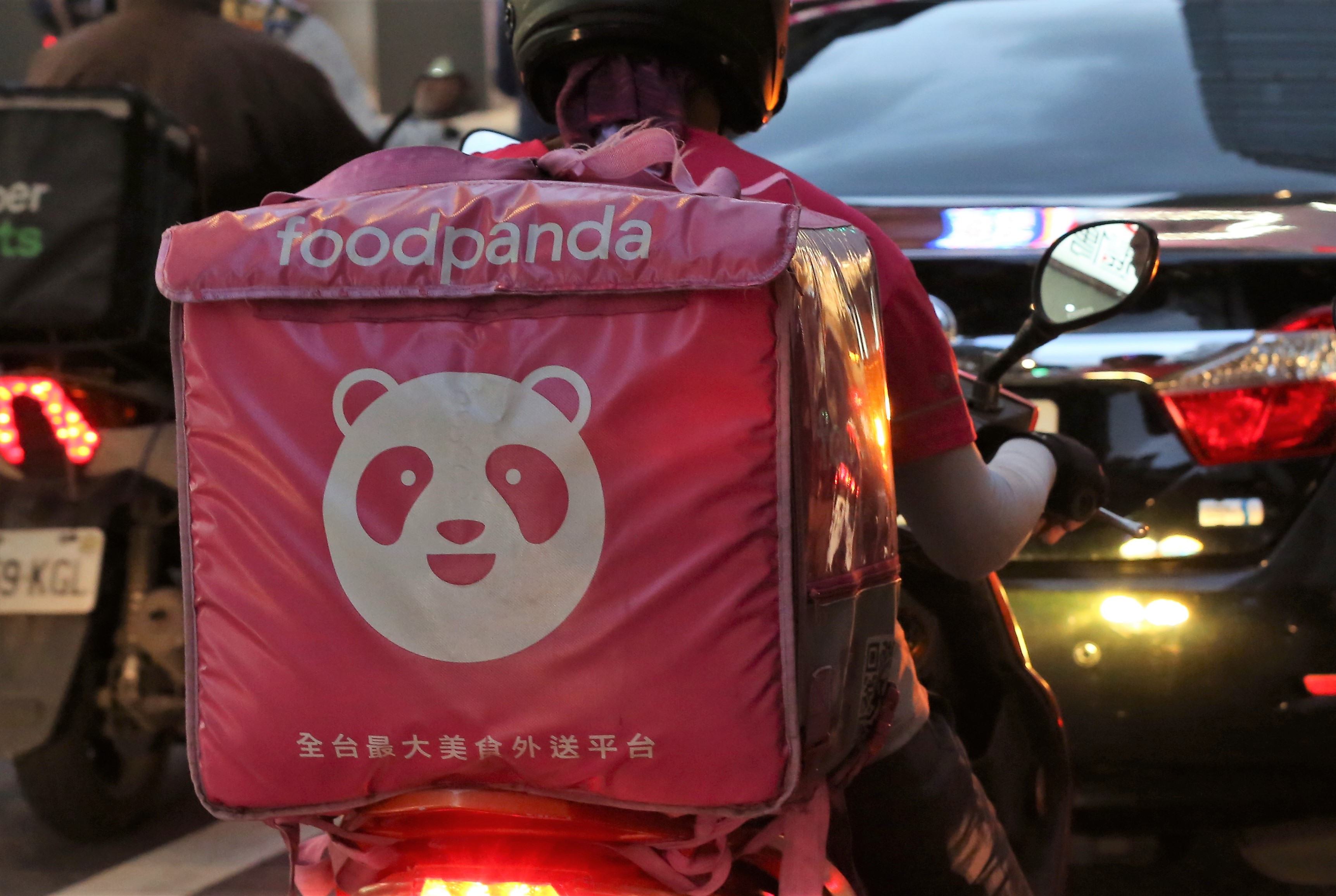 一名單親父親為了生計當起外送員，他看到女兒所寫的作文後感動不已。（示意圖，本刊資料照）