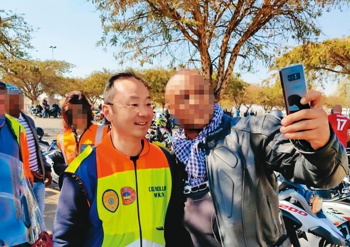 孫耀亨出身彰化鹿港,曾獲首屆海外十大傑出青年,且是非洲台灣商會聯合總會榮譽總會長,當地人脈豐沛。(翻攝孫耀亨臉書)