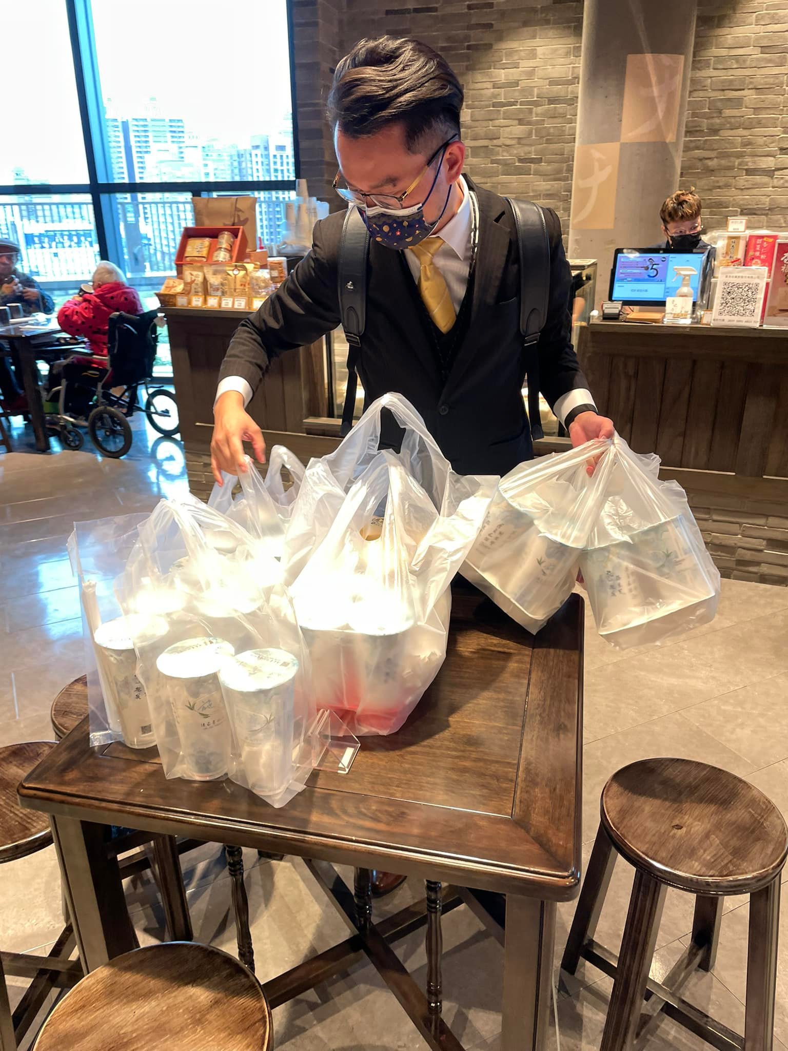 男網友形容一杯365元的飲料「一言難盡意猶未盡的口感」。（翻攝自FB竹北遠百最新情報站）