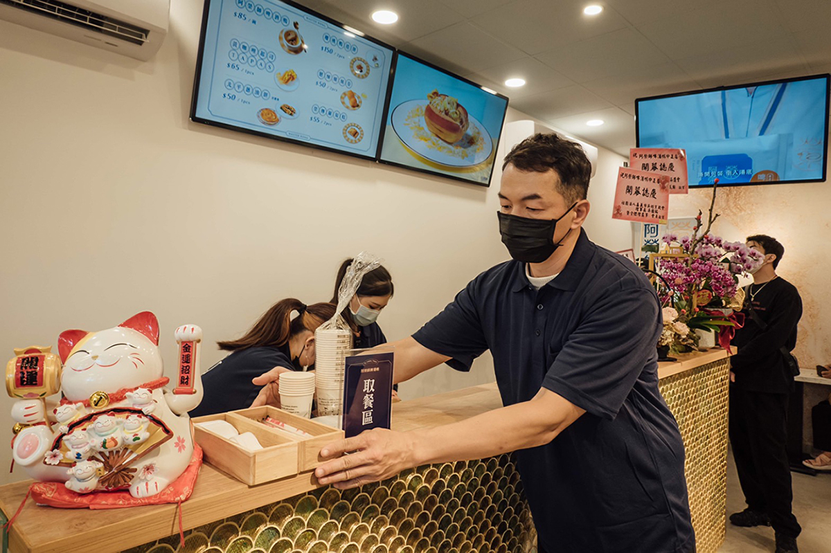 「全聯先生」邱彥翔南下嘉義為代言的湯品擔任一日店長，送餐、收錢等什麼事都要做。（嘉義市政府／阿榮師啤酒鴨提供）