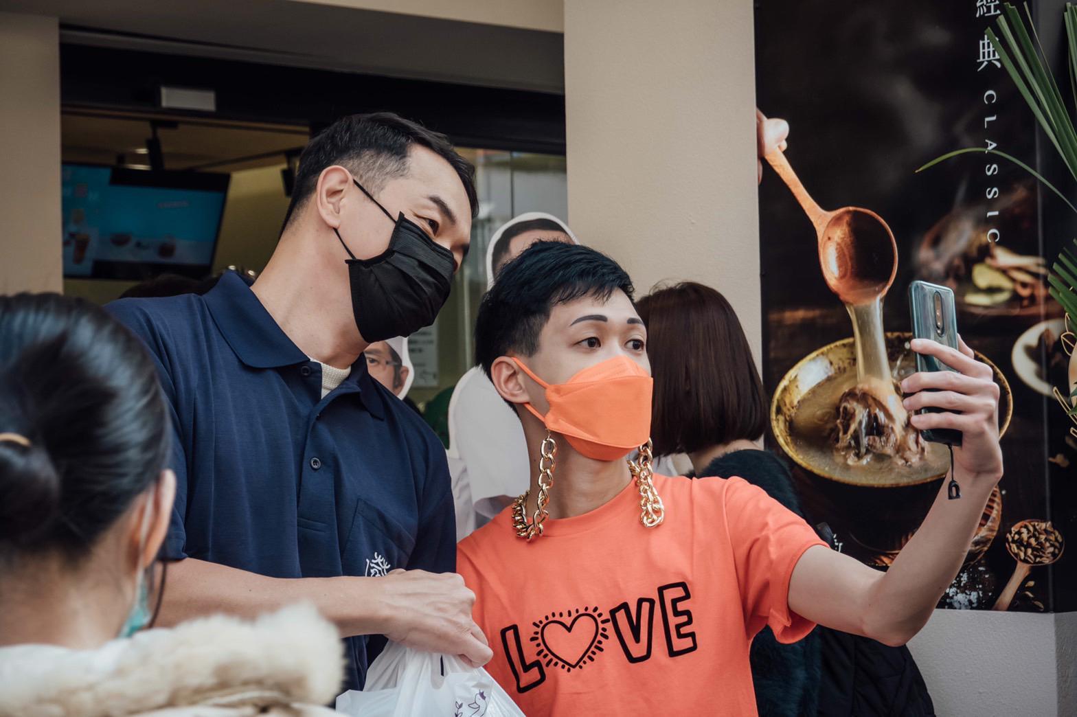 不少民眾來店追星，邱彥翔的到來幫該店的業績翻倍。（嘉義市政府／阿榮師啤酒鴨）