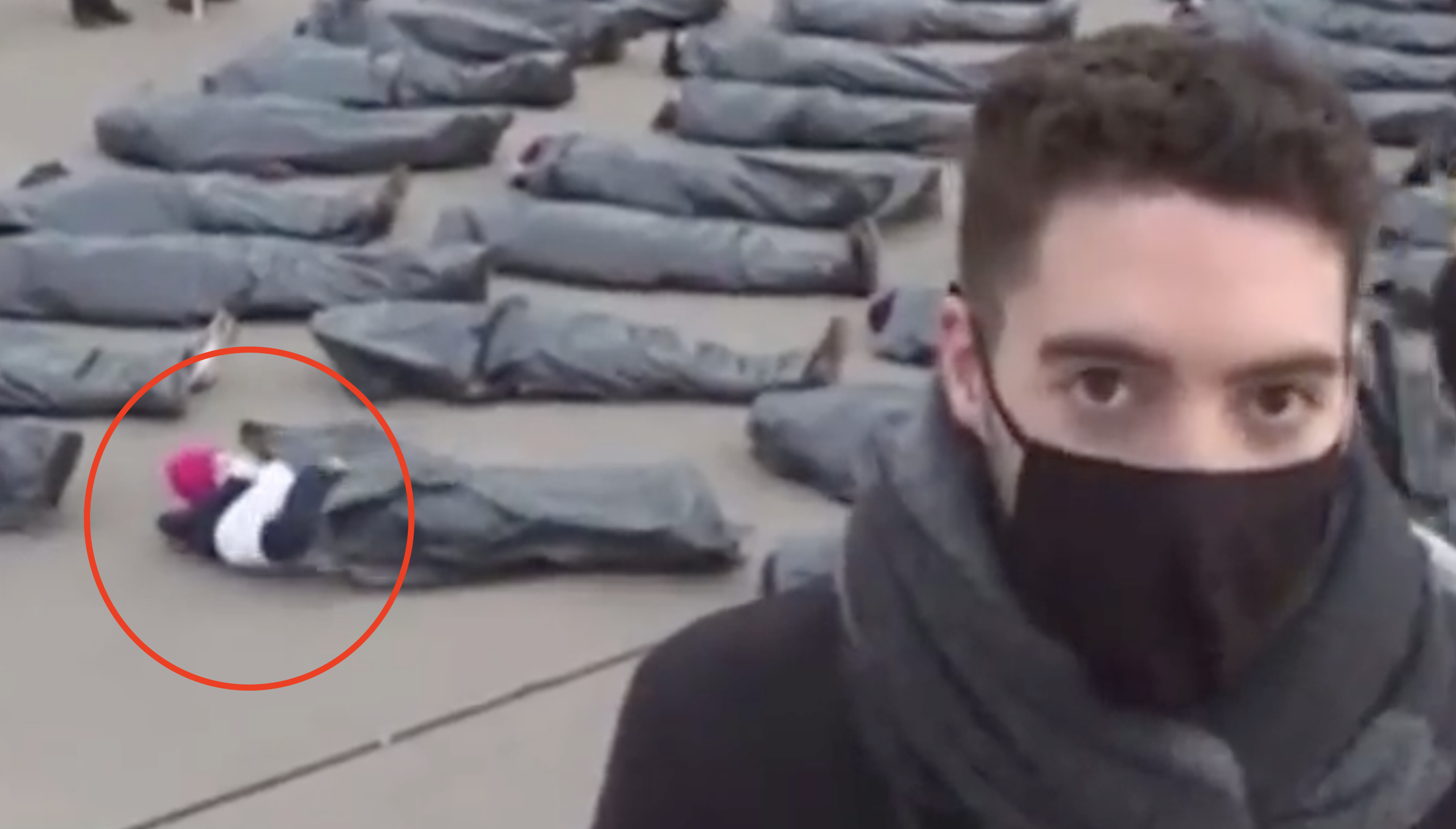 記者背後的「屍體」忽然復活，引起網路熱議。（翻攝《OE24》影片畫面）