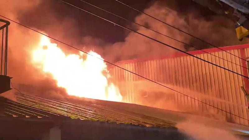 花蓮市重慶路250巷內連棟木造平房昨天晚間9點多突然傳出火警。（消防局提供）