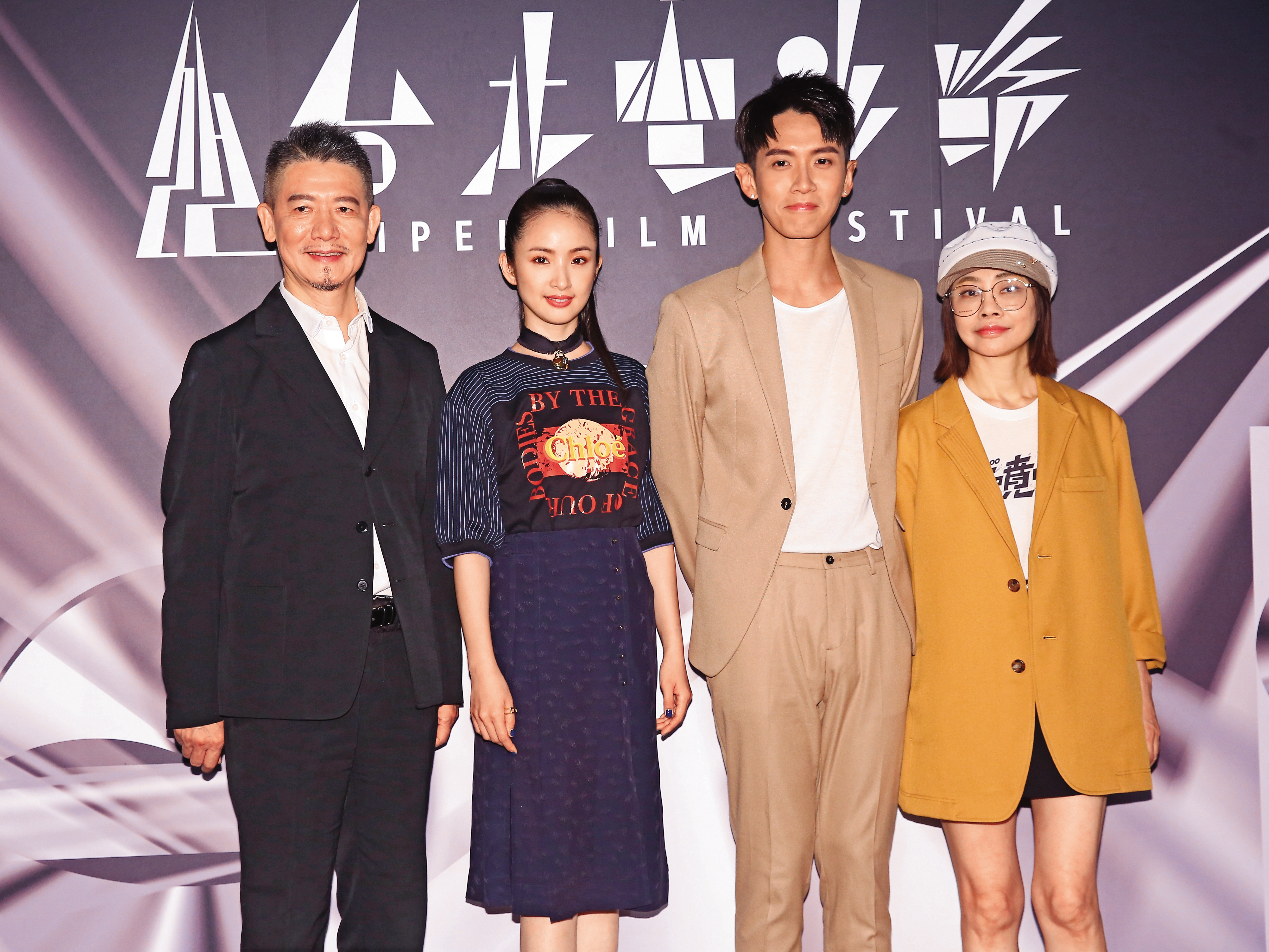 柴智屏(右一)是「偶像劇教母」等級製作人,也跟九把刀、柯震東(右二)都合作過,但女兒高雋雅出道時,經紀約並沒簽在媽媽旗下。左起為柯耀宗、林依晨。