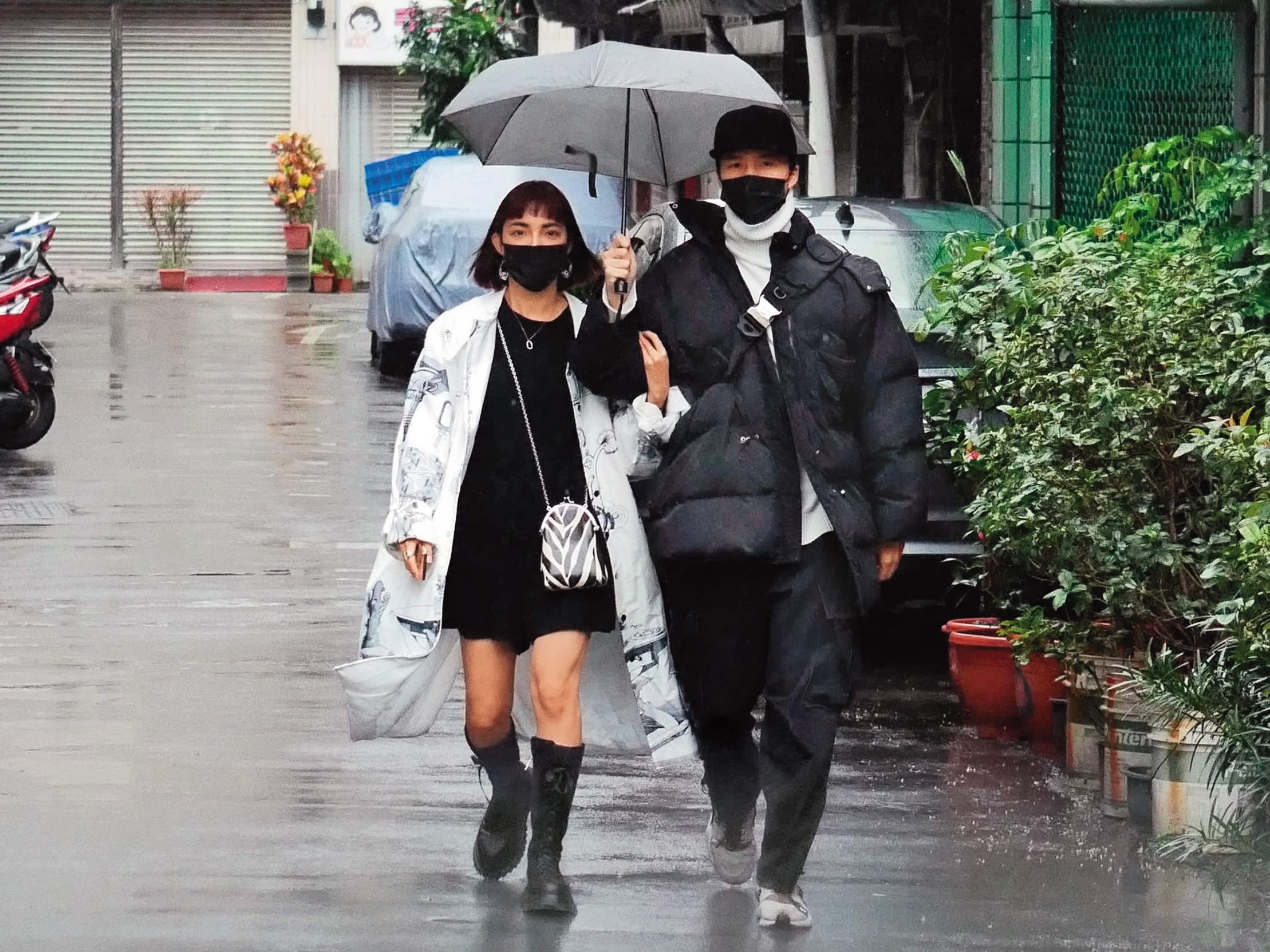 2/19 13：42 高雋雅（左）離婚後開新桃花，對象是林瑞陽的兒子林禹（右），兩個都是「星二代」的組合，從高家一起出門。