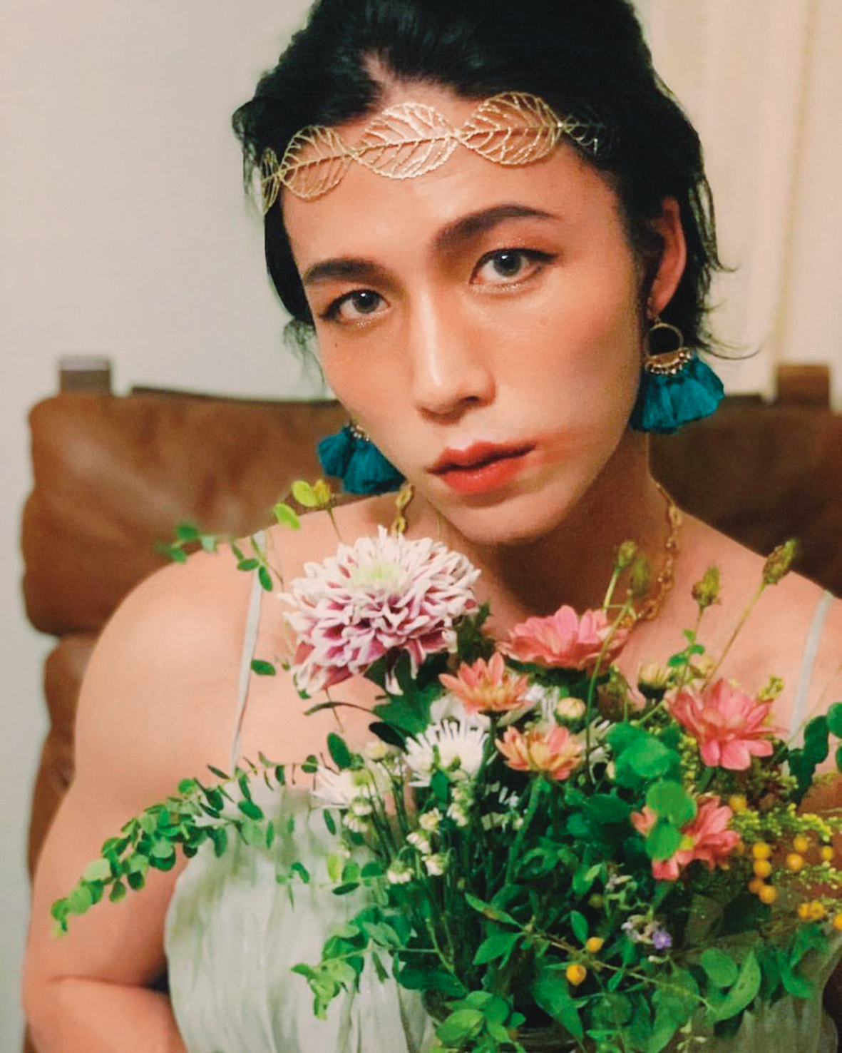 林禹分享女裝照片(圖),後面的椅子跟高雋雅的另張照片有相同款式的細節。(翻攝自林禹IG)