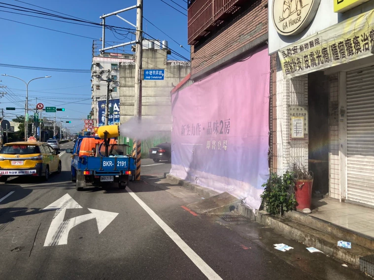 案20621確診後，桃園市府針對其職場附近進行消毒。（桃市府提供）