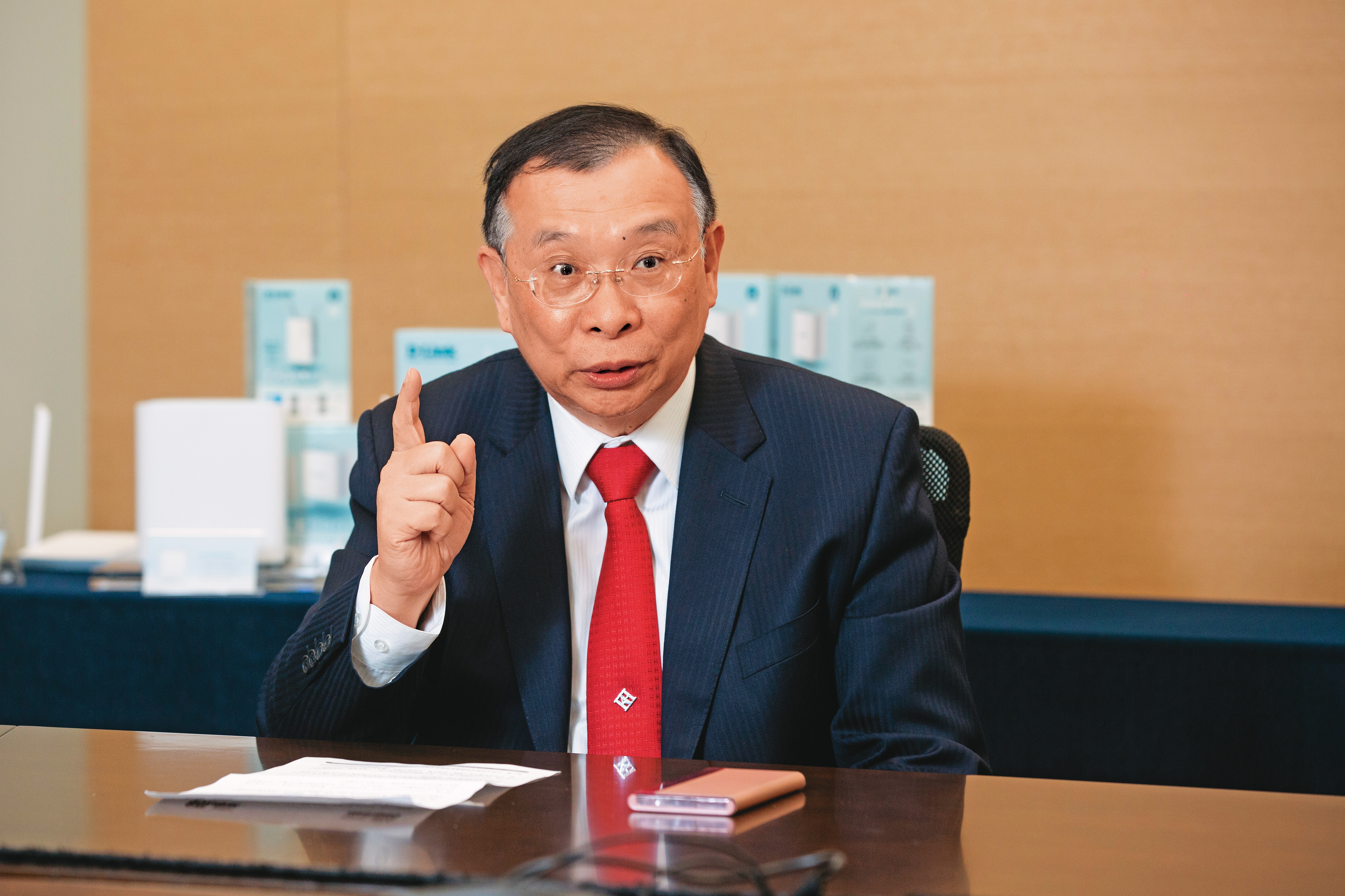 有南霸天之稱的台鋼集團會長謝裕民，事業橫跨鋼鐵、網通、健康休閒產業。