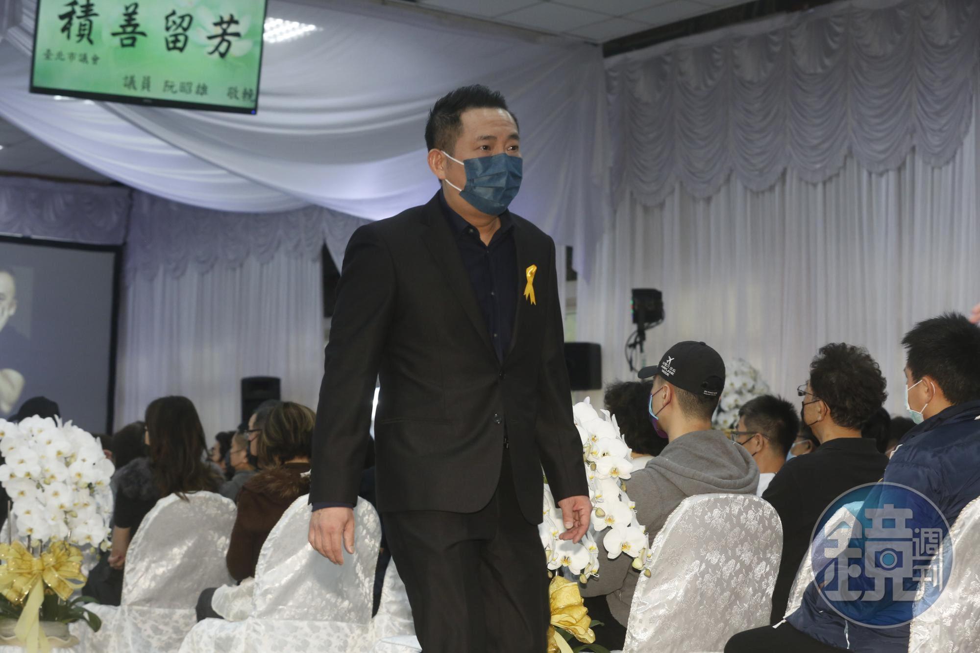 屈中恆讀追思文忍不住哽咽落淚。