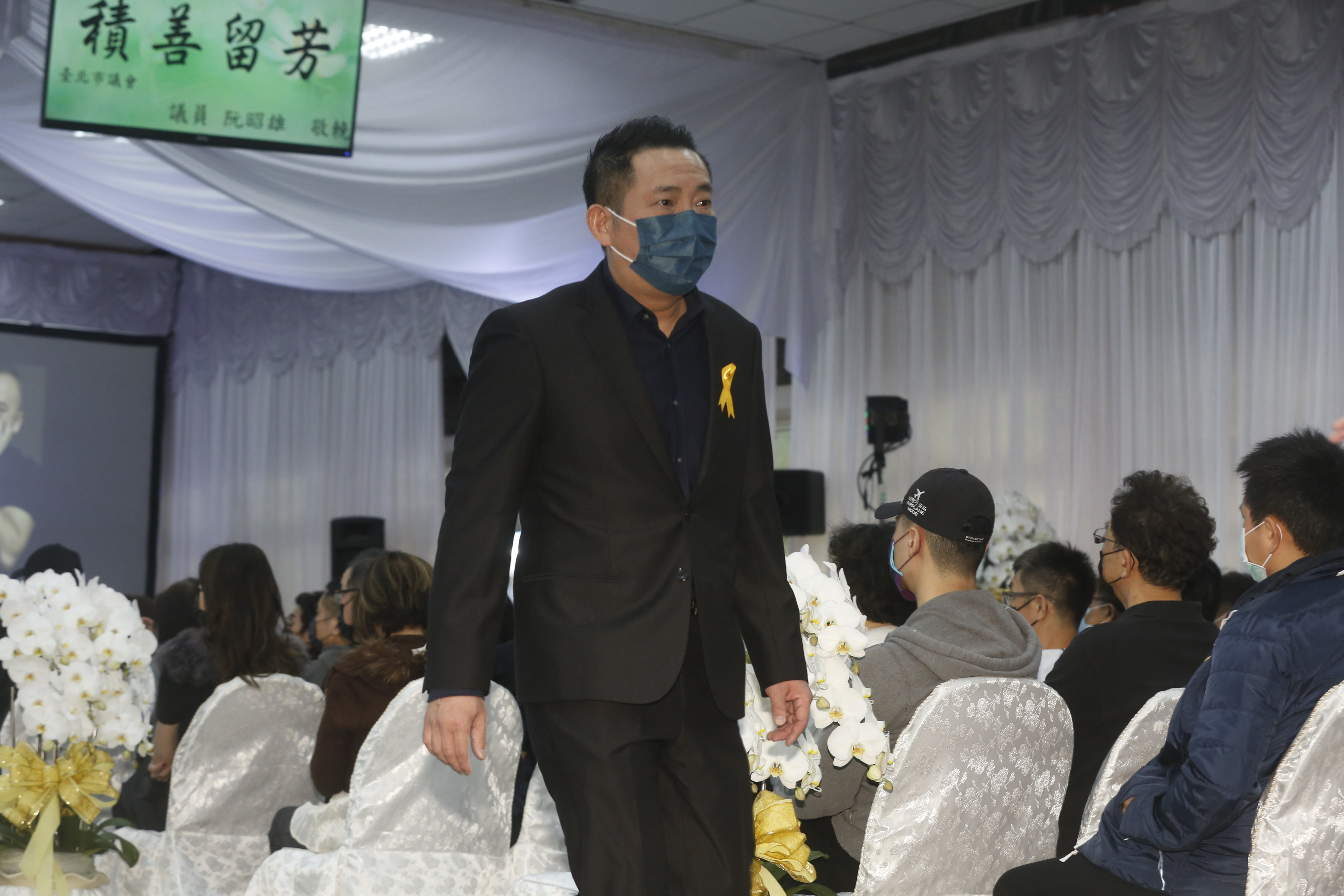 屈中恆讀追思文忍不住哽咽落淚。