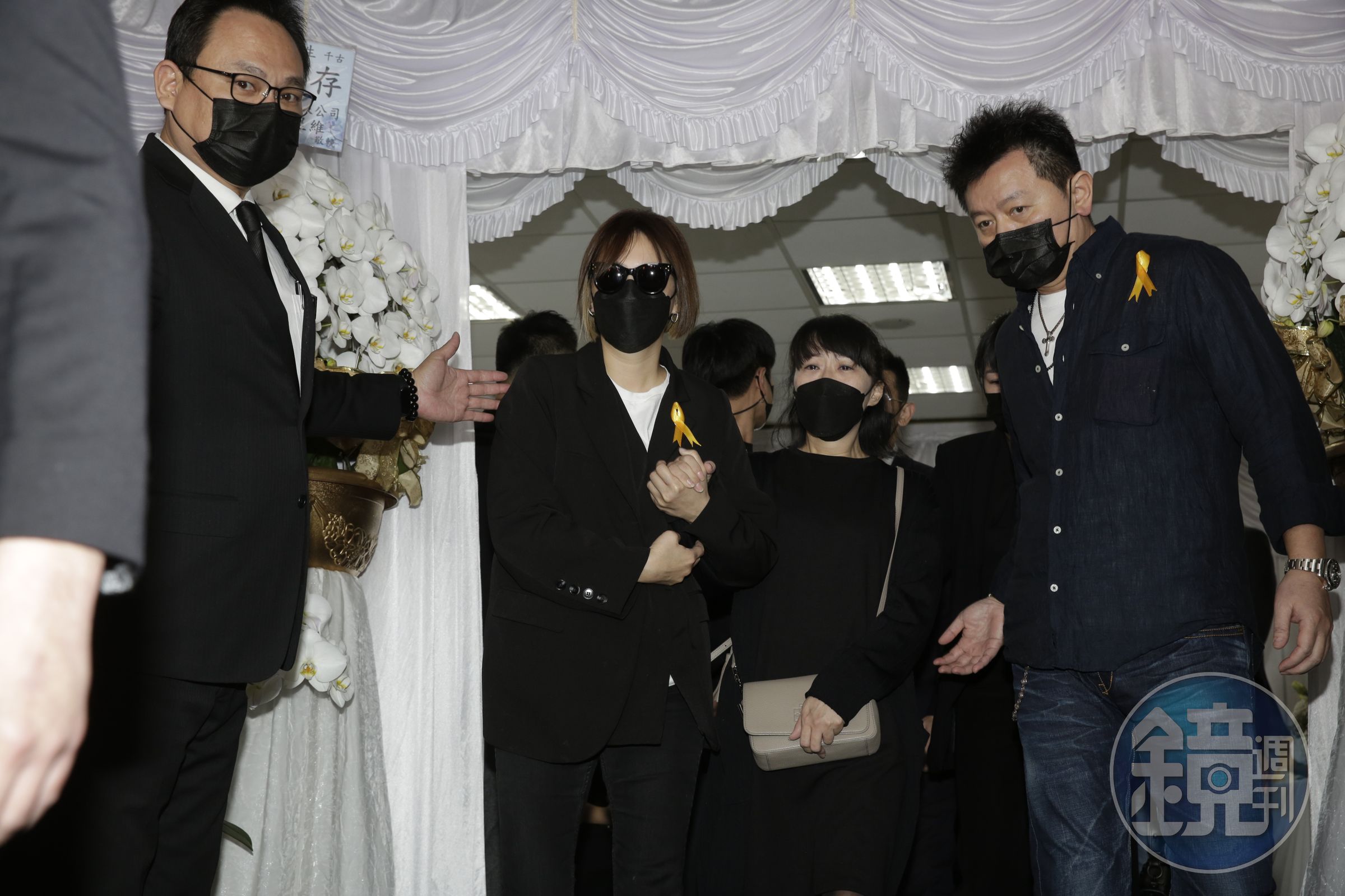 明金成的遺孀Patty告別式後走出會場向媒體致謝，已經哭得不成人形。