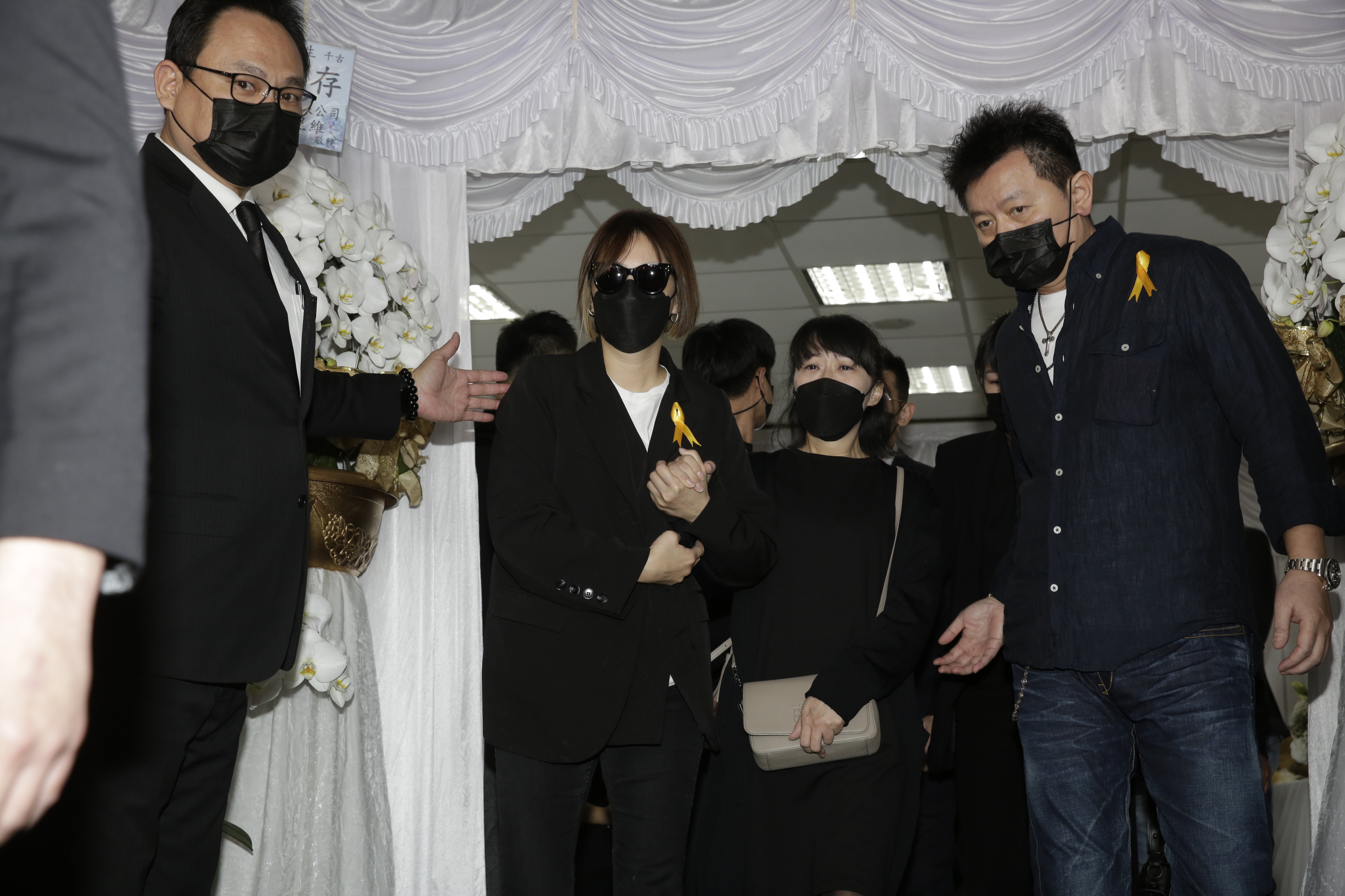 明金成的遺孀Patty告別式後走出會場向媒體致謝，已經哭得不成人形。
