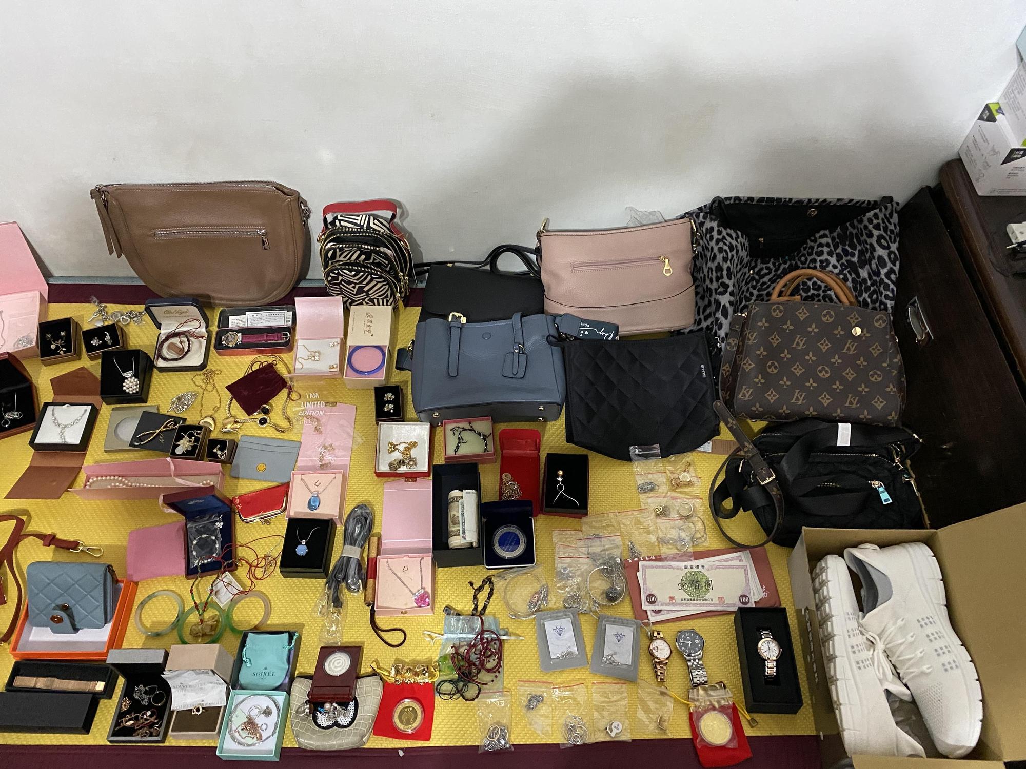 陳嫌偷遍雙北，警方起出名牌包等大批贓證物。（翻攝畫面）