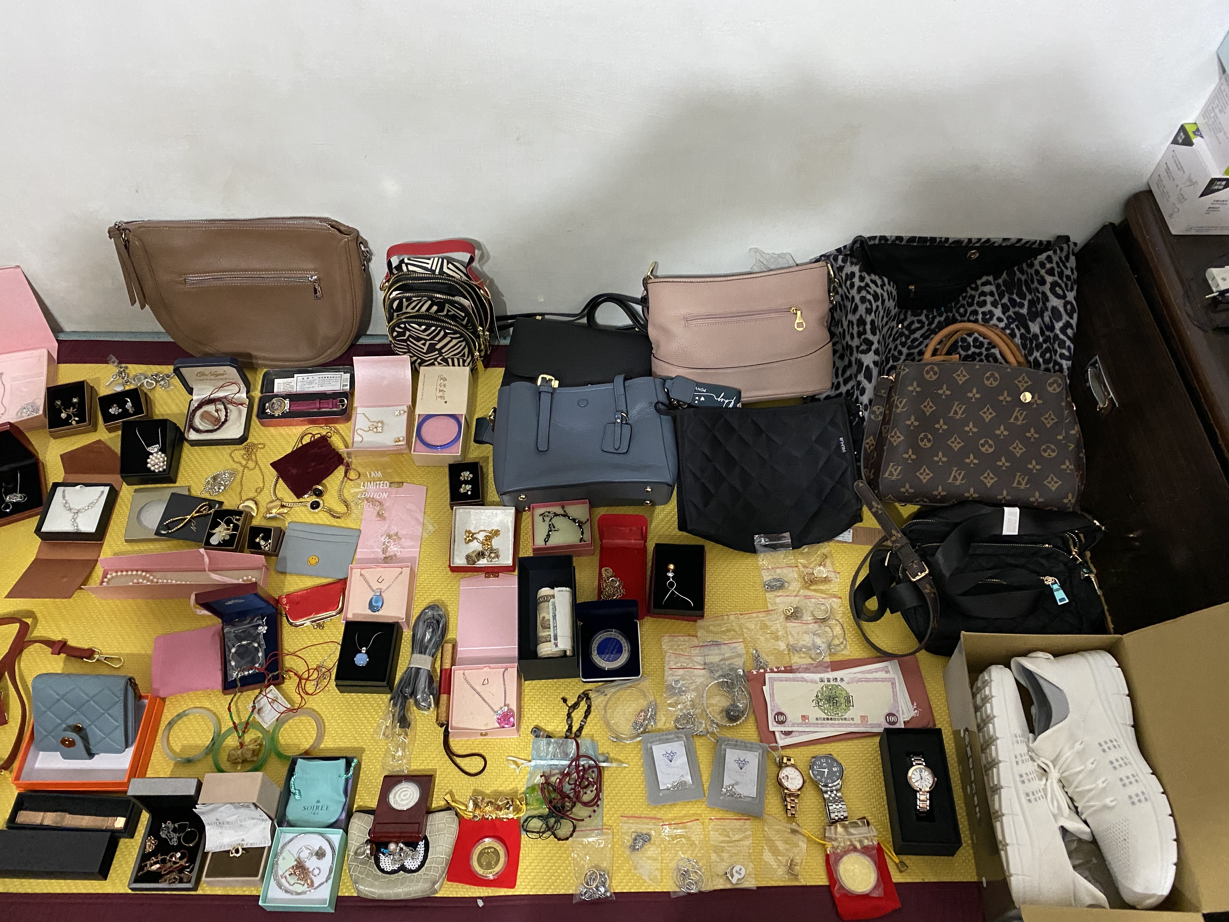 陳嫌偷遍雙北，警方起出名牌包等大批贓證物。（翻攝畫面）