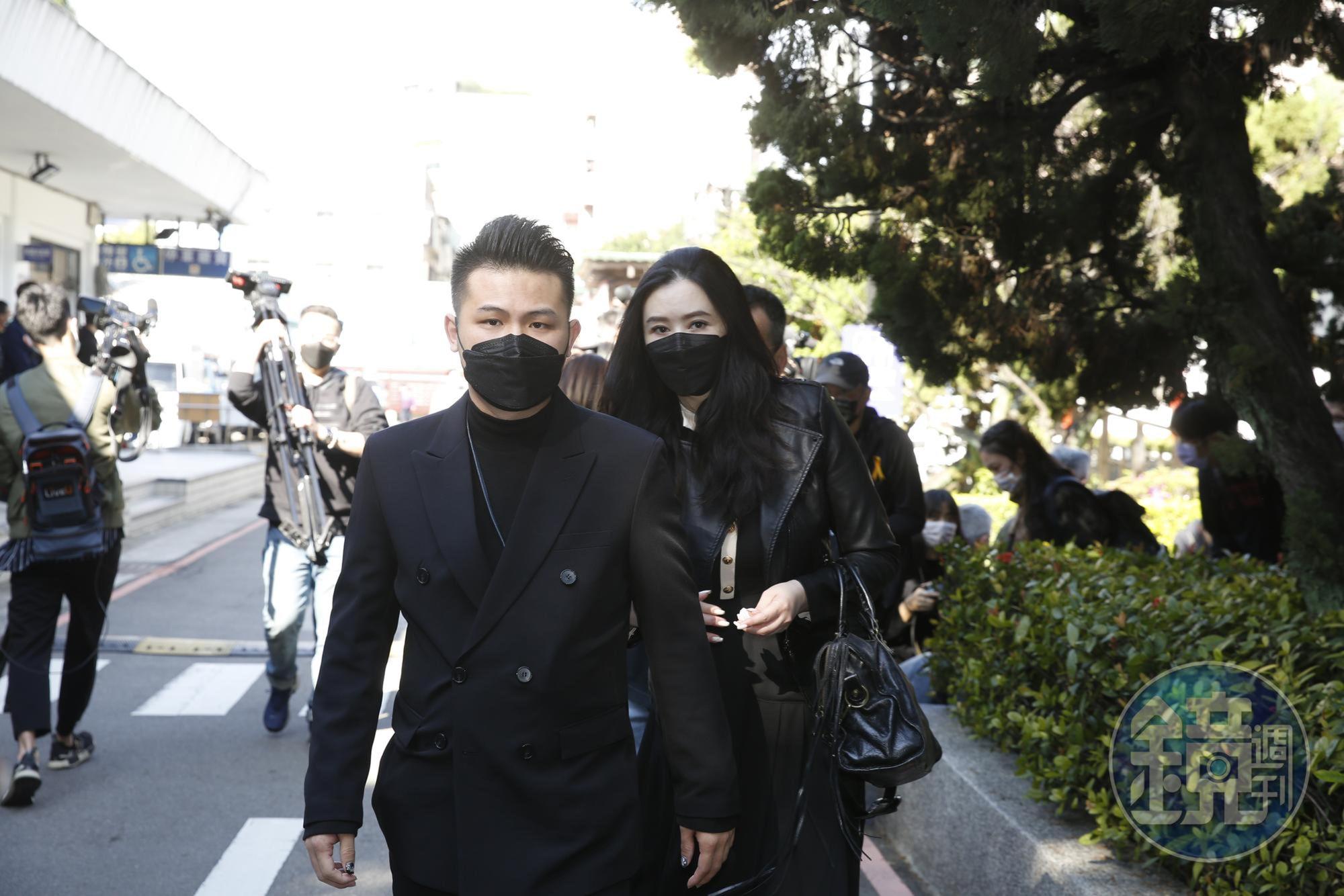 蕭淑慎跟在老公身後一身黑衣拒絕受訪。