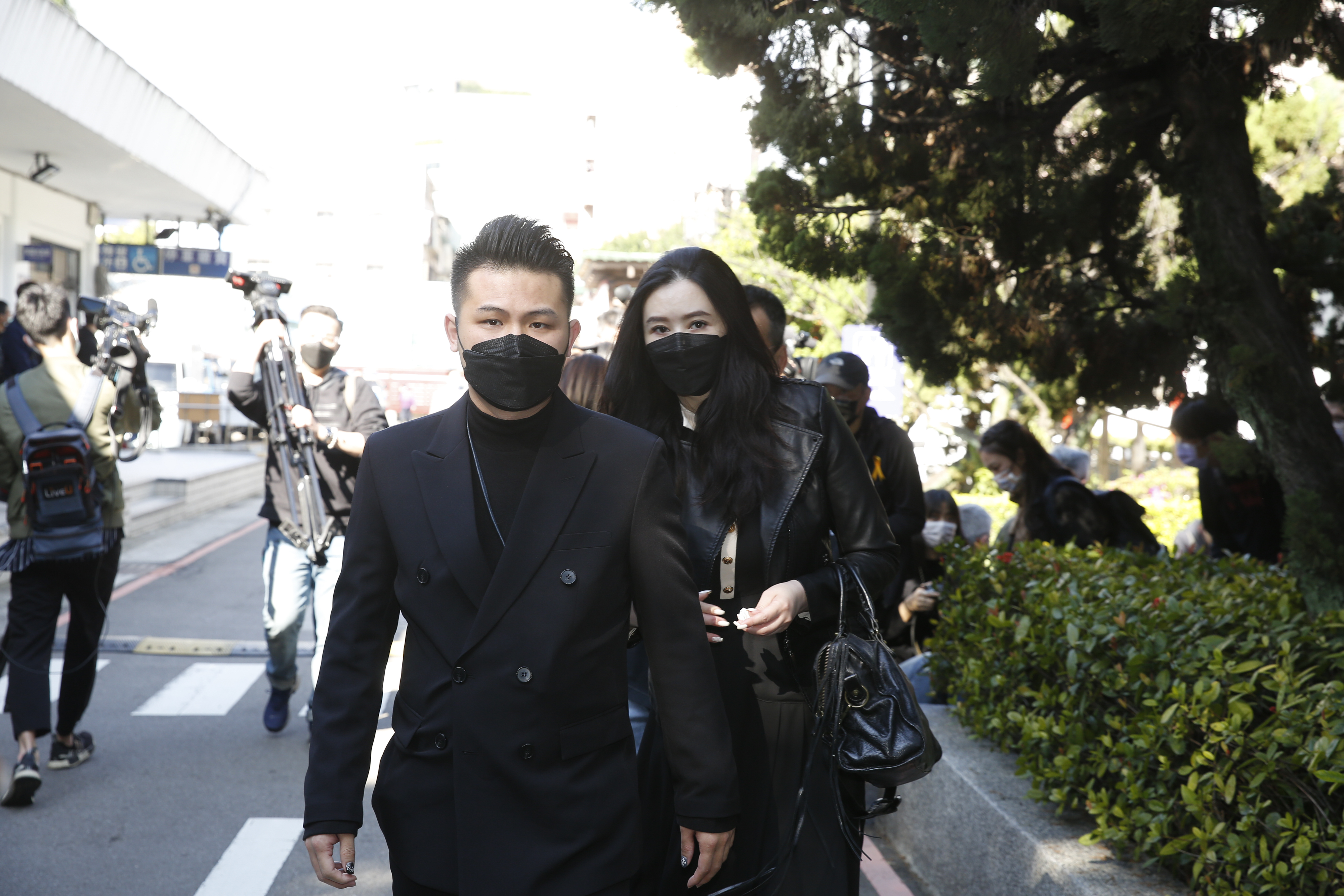 蕭淑慎跟在老公身後一身黑衣拒絕受訪。