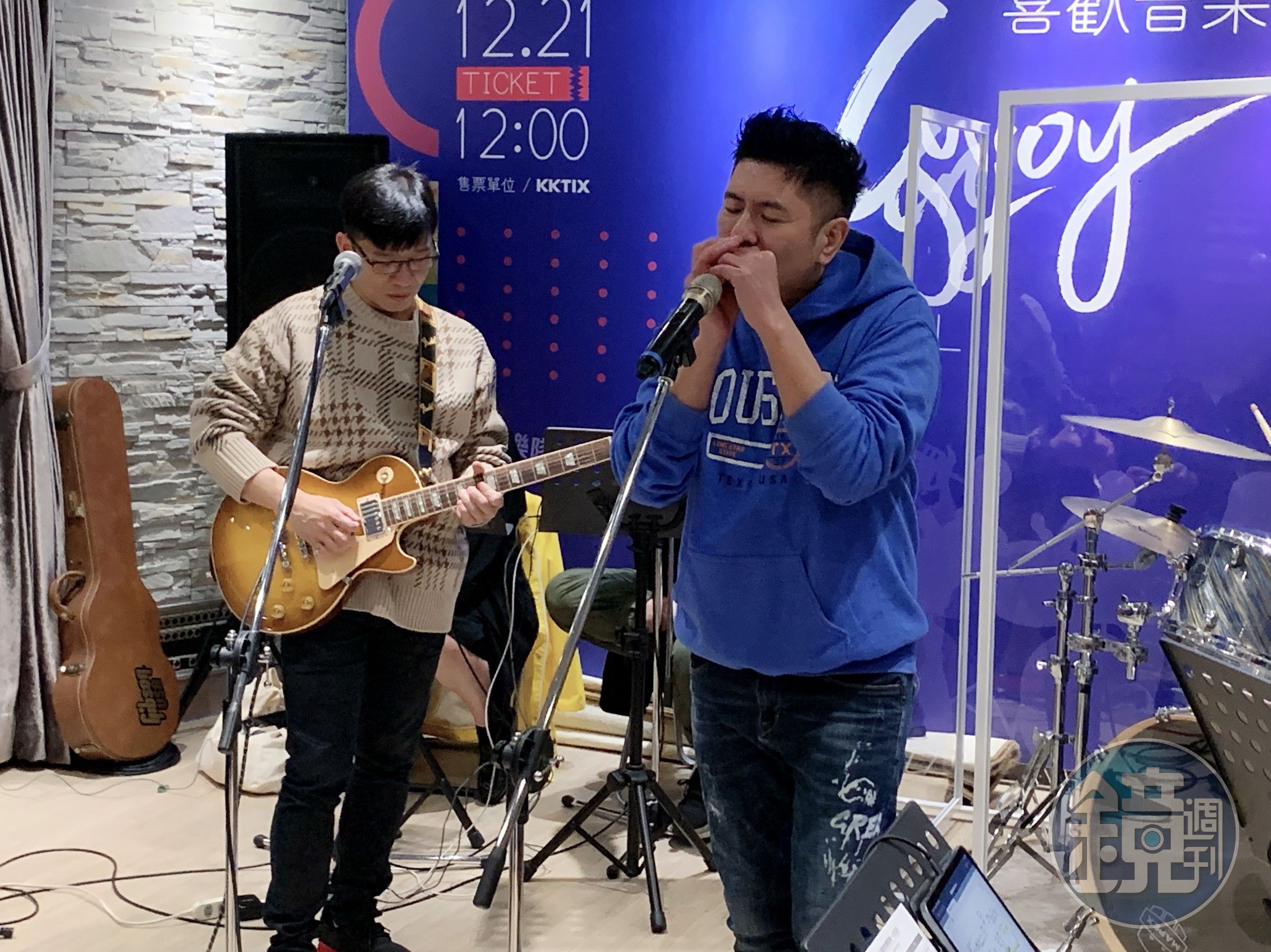 陳子鴻刷著吉他，荒山亮吹起口琴，2人的組合是藍調的百歲男團，將在「喜歡音樂節」演出。（喜歡音樂提供）