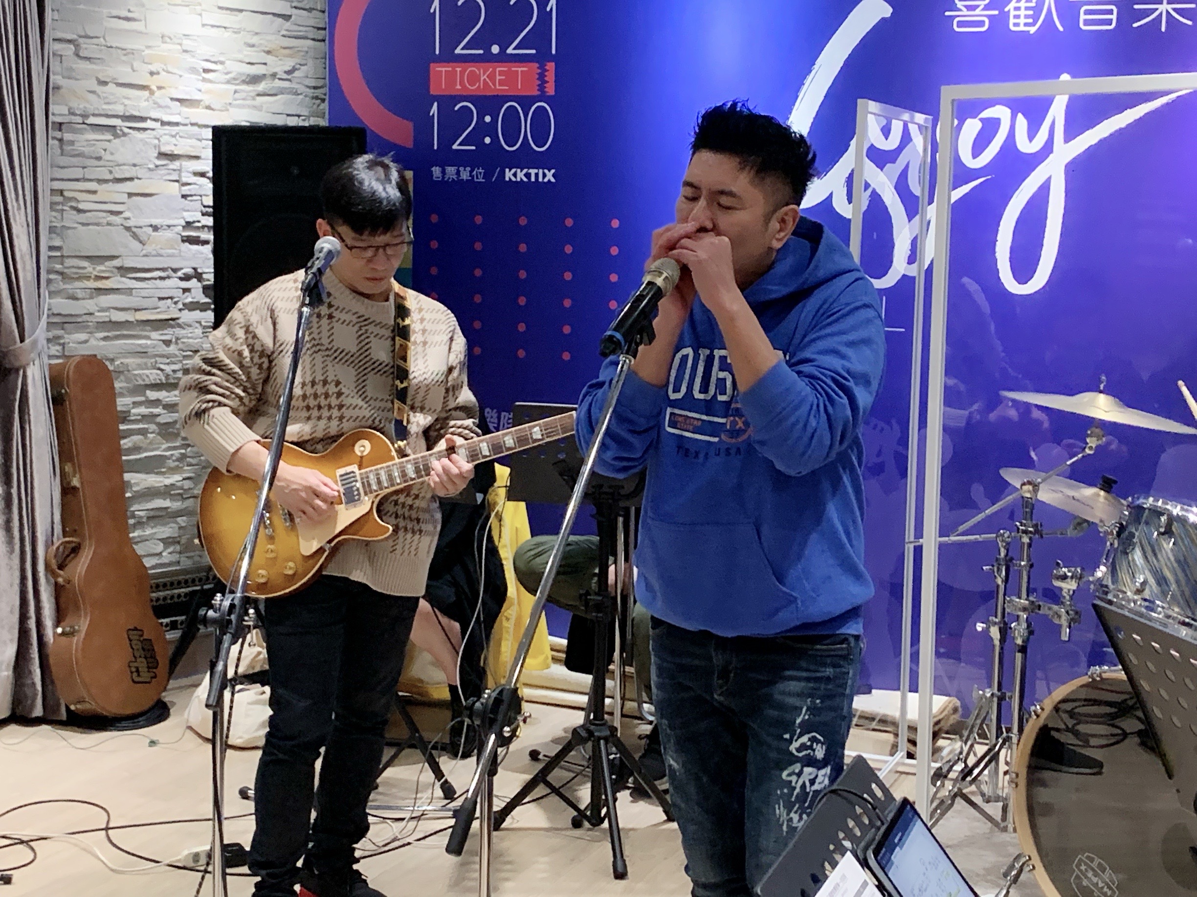 陳子鴻刷著吉他，荒山亮吹起口琴，2人的組合是藍調的百歲男團，將在「喜歡音樂節」演出。（喜歡音樂提供）