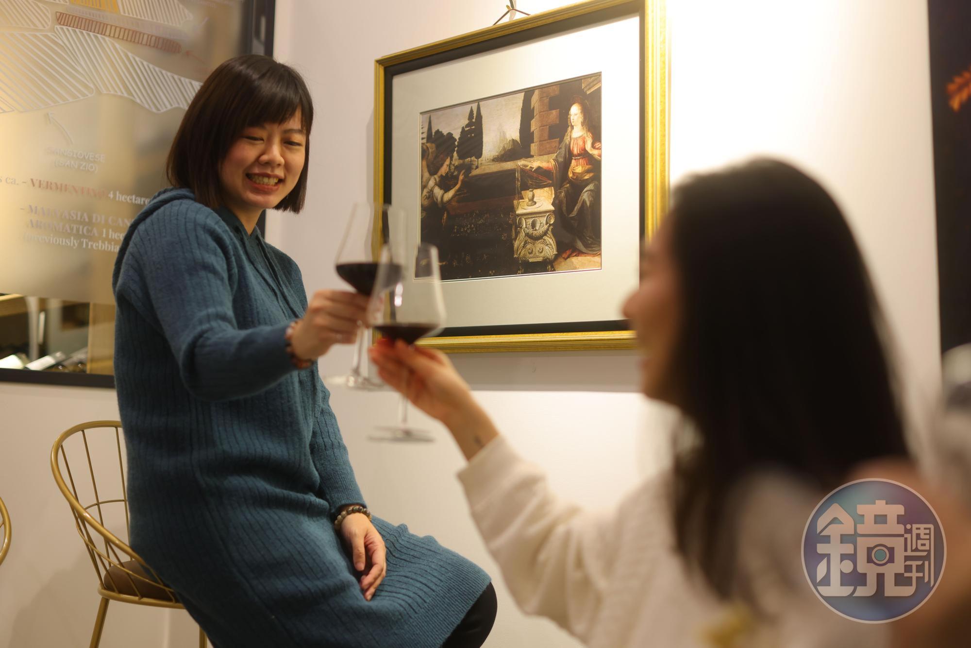 代理商泰德利為讓品酒者能更深切投入,品飲會期間掛上復刻畫作,讓酒與畫的連結更加鮮明。